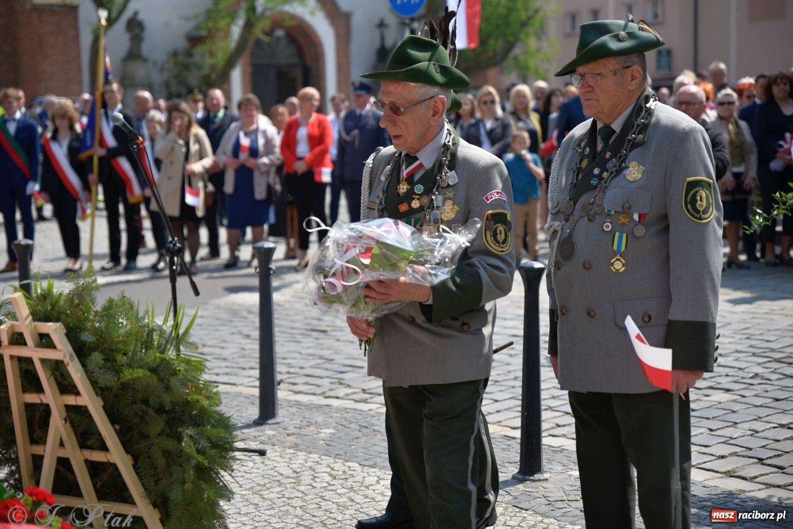 Zdjęcie w galerii na portalu naszraciborz.pl: 11 listopada w tym samym miejscu. Jak wiele się zmieniło od tamtej daty? wiadomości z regionu