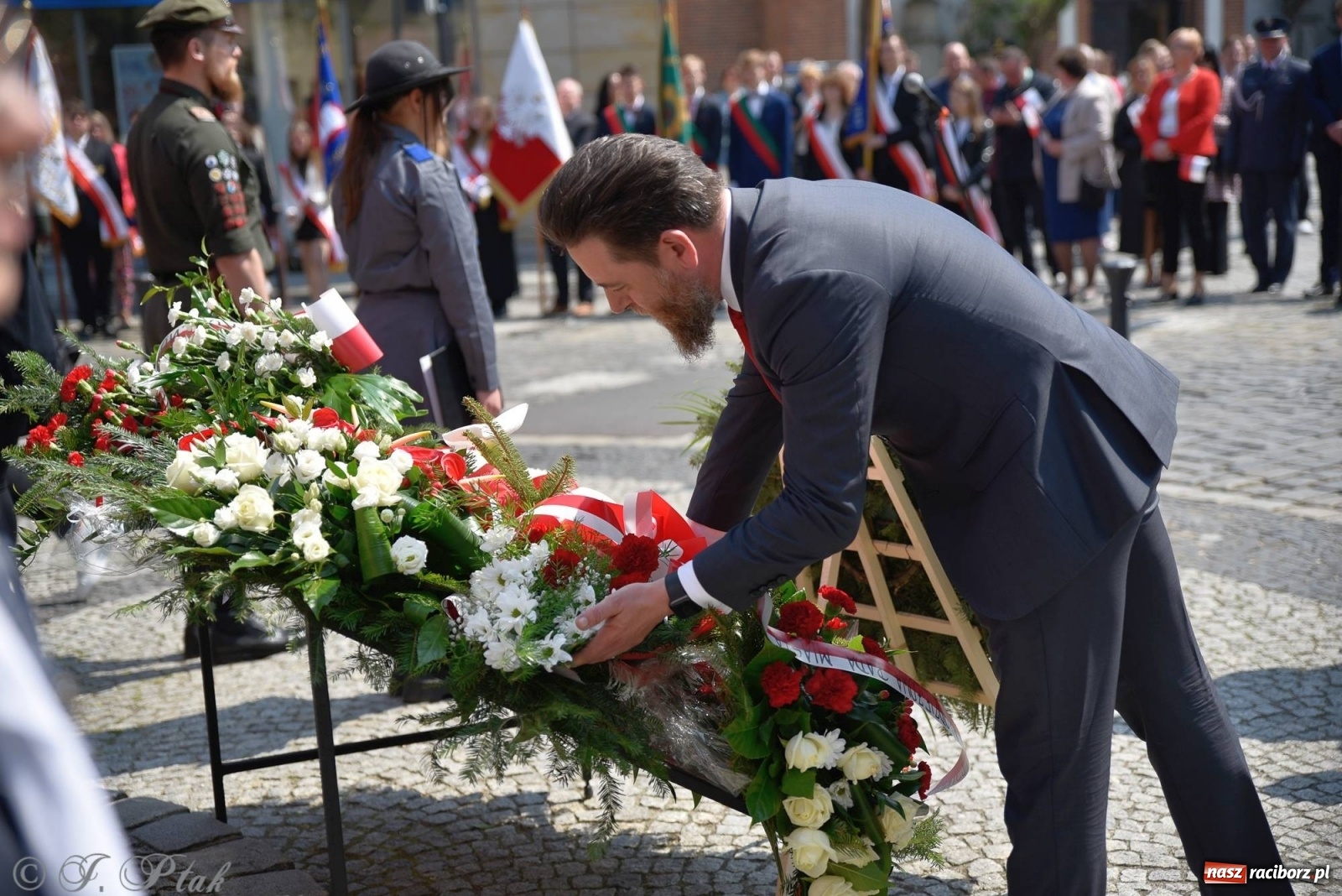 Zdjęcie w galerii na portalu naszraciborz.pl: 11 listopada w tym samym miejscu. Jak wiele się zmieniło od tamtej daty? wiadomości z regionu