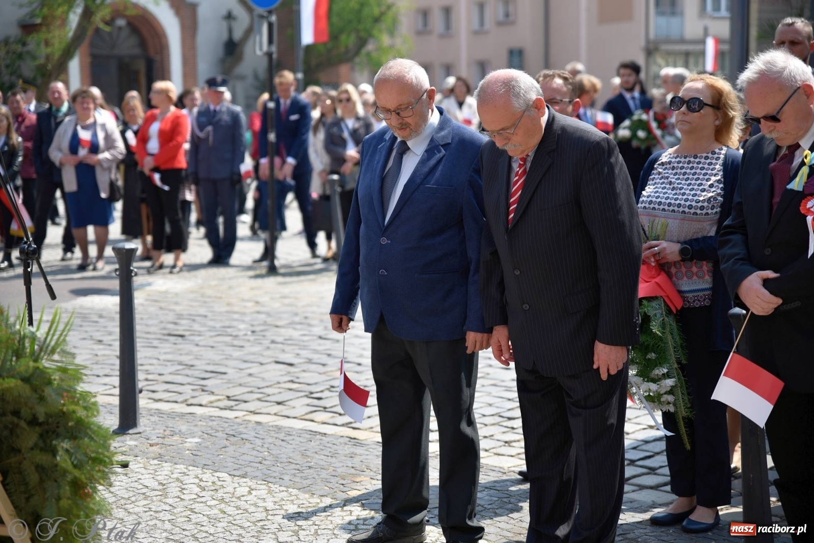 Zdjęcie w galerii na portalu naszraciborz.pl: 11 listopada w tym samym miejscu. Jak wiele się zmieniło od tamtej daty? wiadomości z regionu