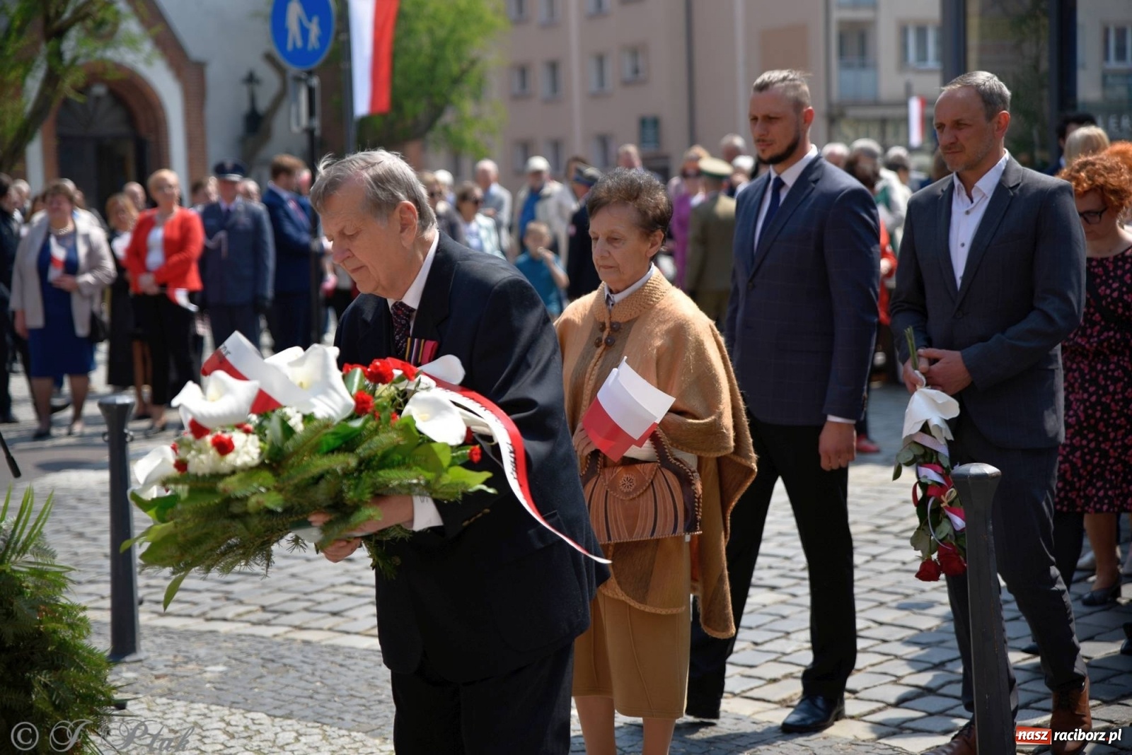 Zdjęcie w galerii na portalu naszraciborz.pl: 11 listopada w tym samym miejscu. Jak wiele się zmieniło od tamtej daty? wiadomości z regionu
