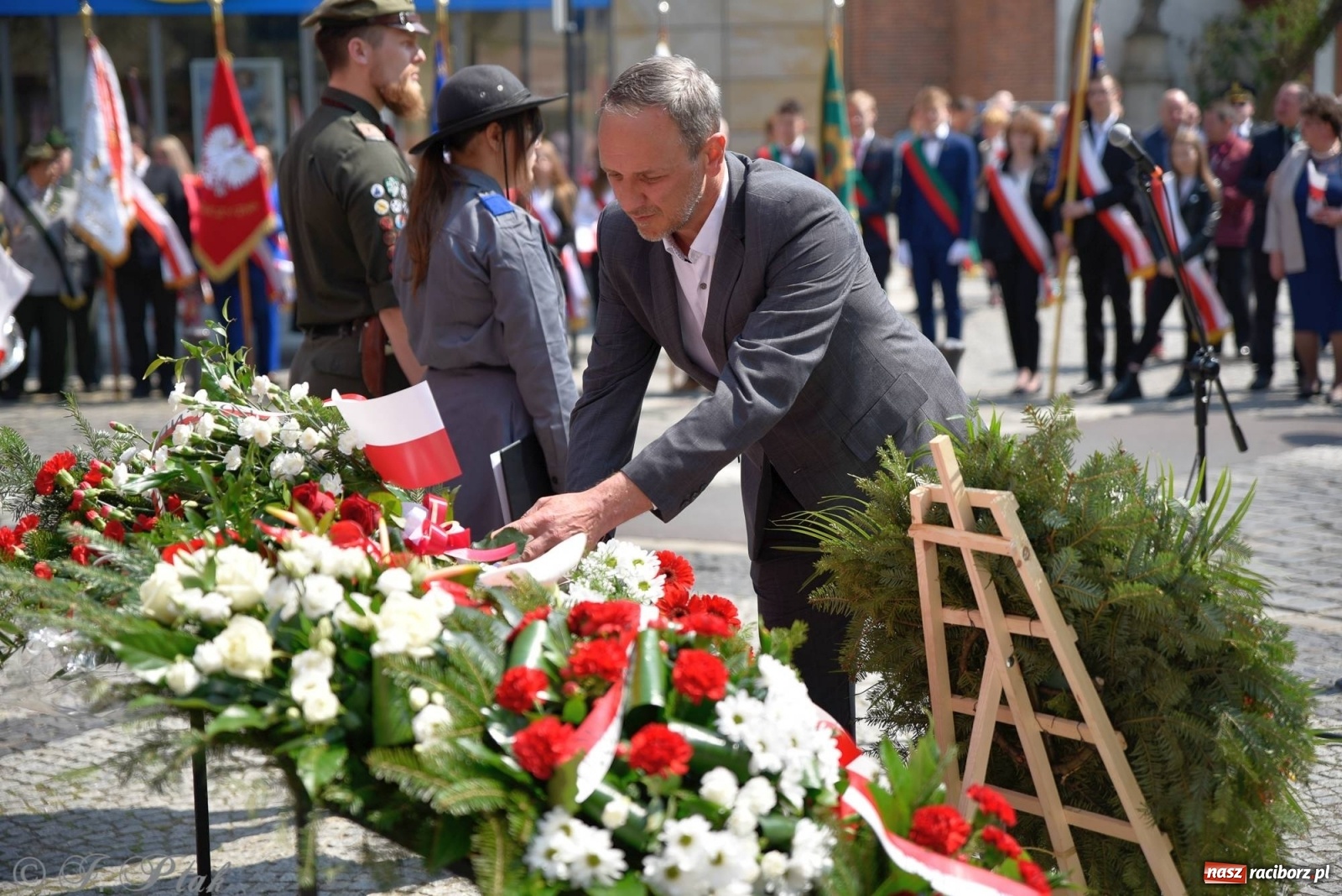 Zdjęcie w galerii na portalu naszraciborz.pl: 11 listopada w tym samym miejscu. Jak wiele się zmieniło od tamtej daty? wiadomości z regionu