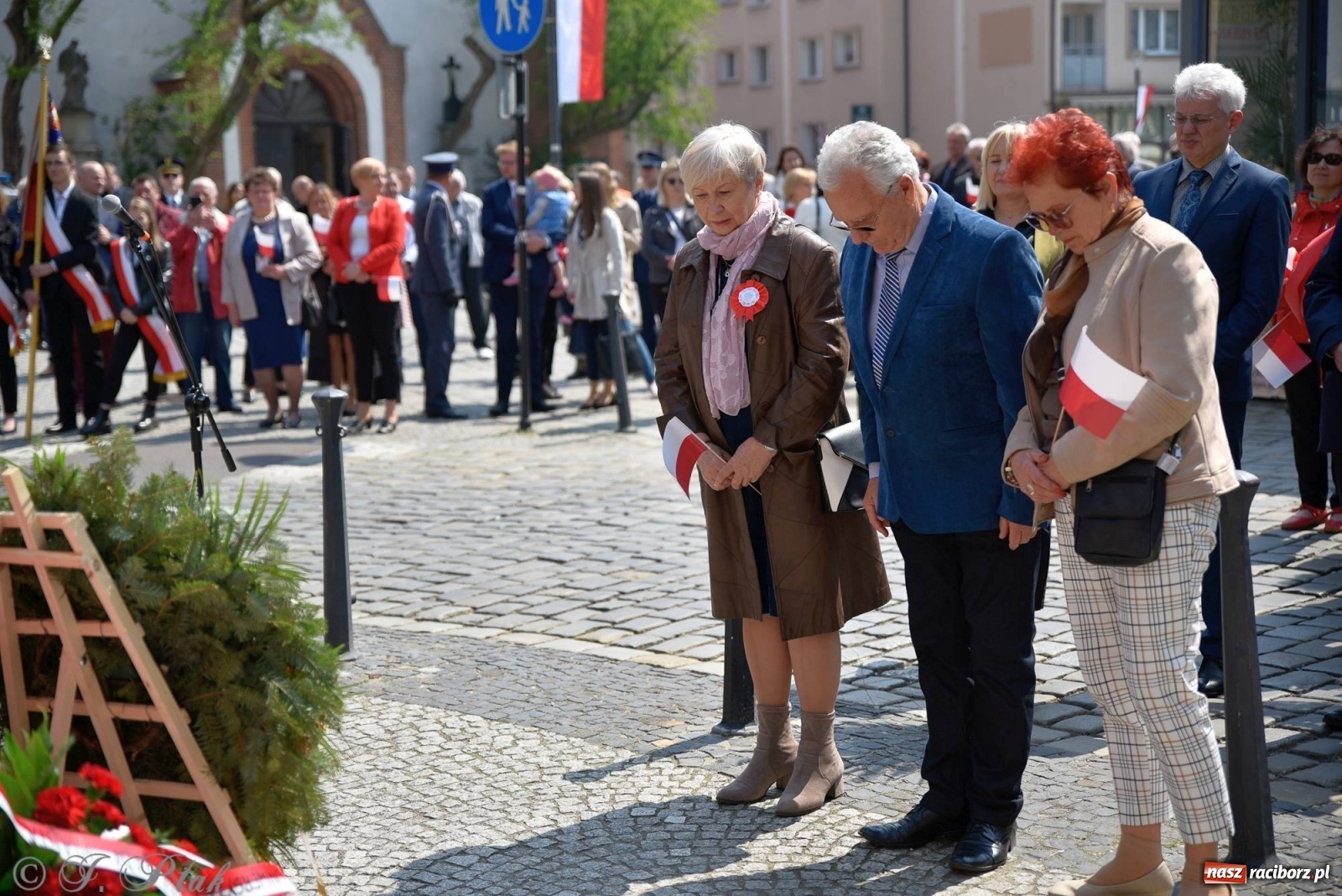 Zdjęcie w galerii na portalu naszraciborz.pl: 11 listopada w tym samym miejscu. Jak wiele się zmieniło od tamtej daty? wiadomości z regionu