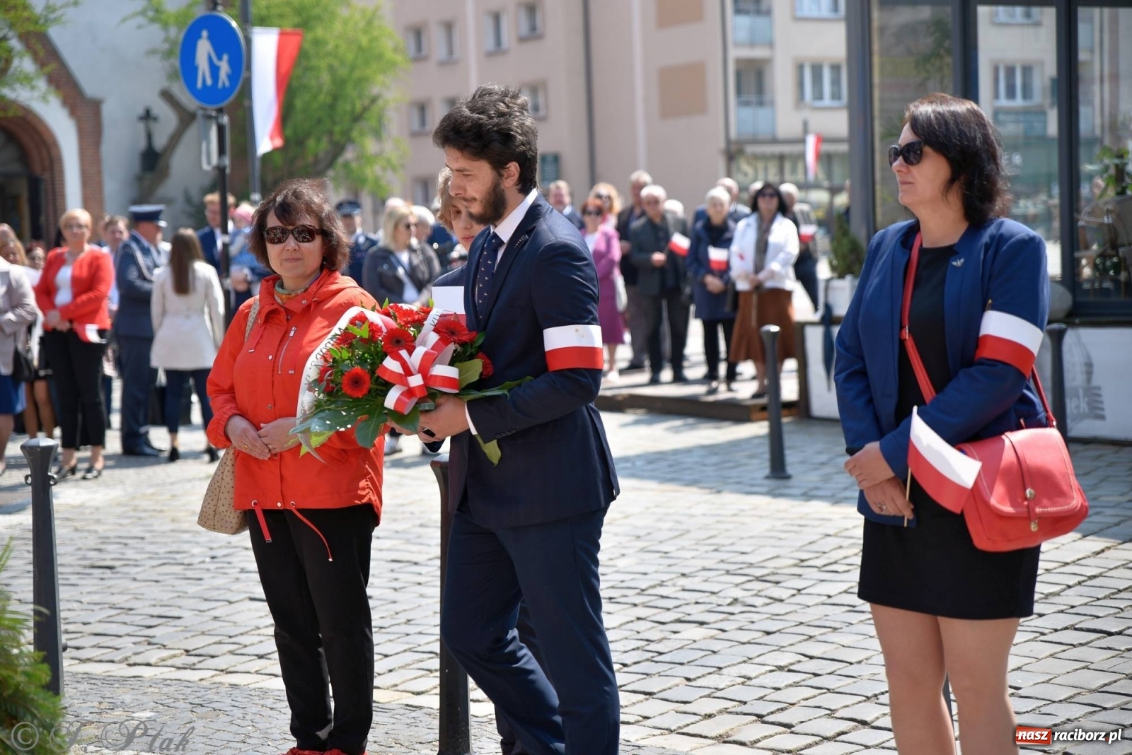 Zdjęcie w galerii na portalu naszraciborz.pl: 11 listopada w tym samym miejscu. Jak wiele się zmieniło od tamtej daty? wiadomości z regionu