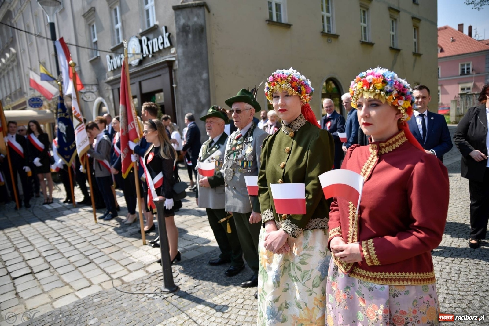 Zdjęcie w galerii na portalu naszraciborz.pl: 11 listopada w tym samym miejscu. Jak wiele się zmieniło od tamtej daty? wiadomości z regionu