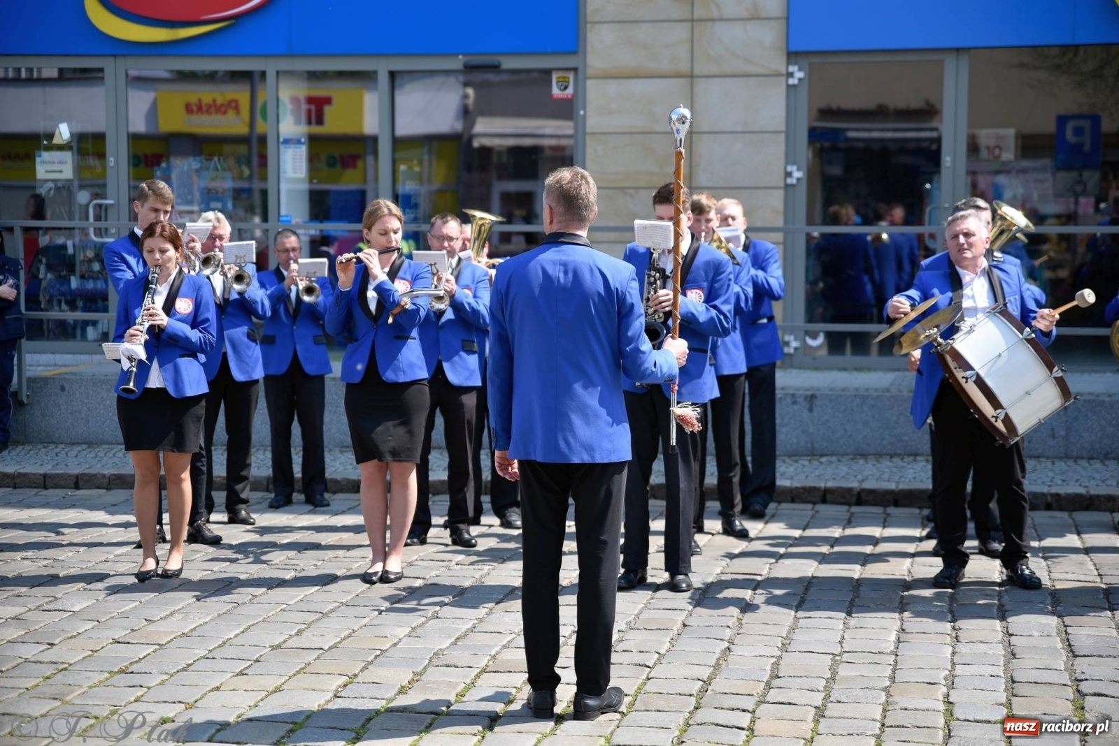 Zdjęcie w galerii na portalu naszraciborz.pl: 11 listopada w tym samym miejscu. Jak wiele się zmieniło od tamtej daty? wiadomości z regionu