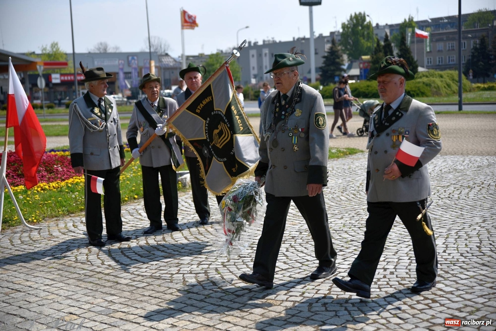 Zdjęcie w galerii na portalu naszraciborz.pl: 11 listopada w tym samym miejscu. Jak wiele się zmieniło od tamtej daty? wiadomości z regionu