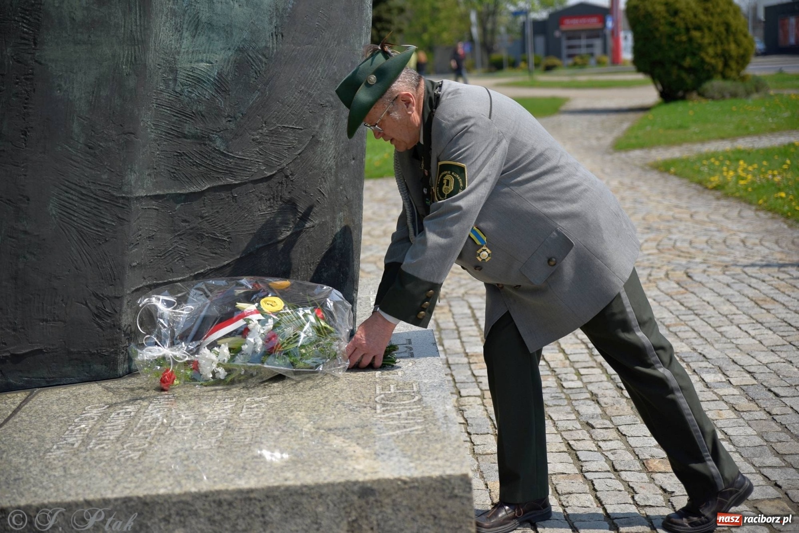 Zdjęcie w galerii na portalu naszraciborz.pl: 11 listopada w tym samym miejscu. Jak wiele się zmieniło od tamtej daty? wiadomości z regionu