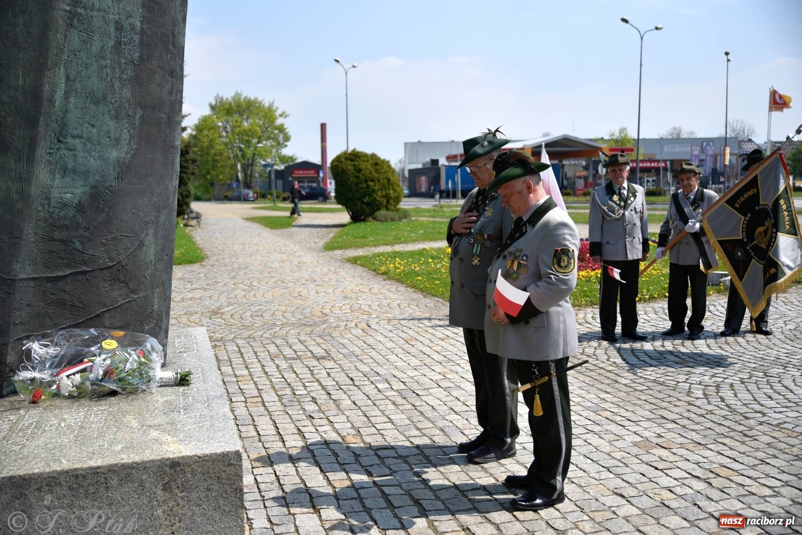 Zdjęcie w galerii na portalu naszraciborz.pl: 11 listopada w tym samym miejscu. Jak wiele się zmieniło od tamtej daty? wiadomości z regionu