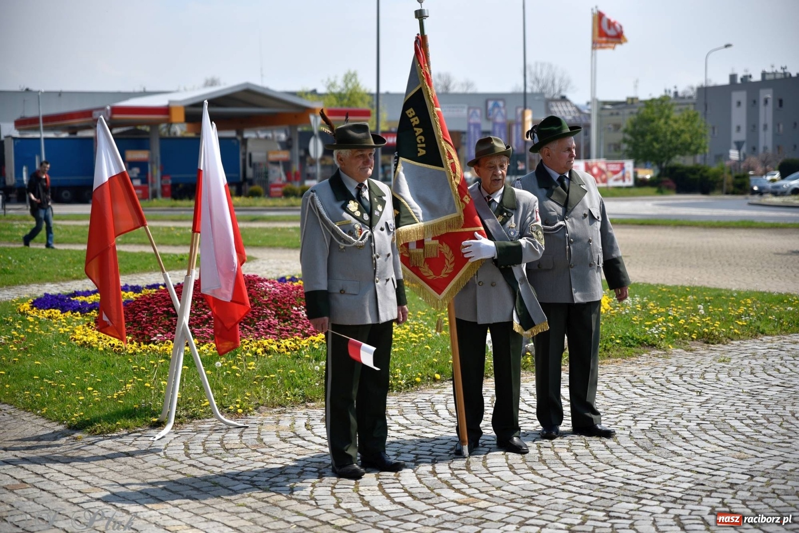 Zdjęcie w galerii na portalu naszraciborz.pl: 11 listopada w tym samym miejscu. Jak wiele się zmieniło od tamtej daty? wiadomości z regionu