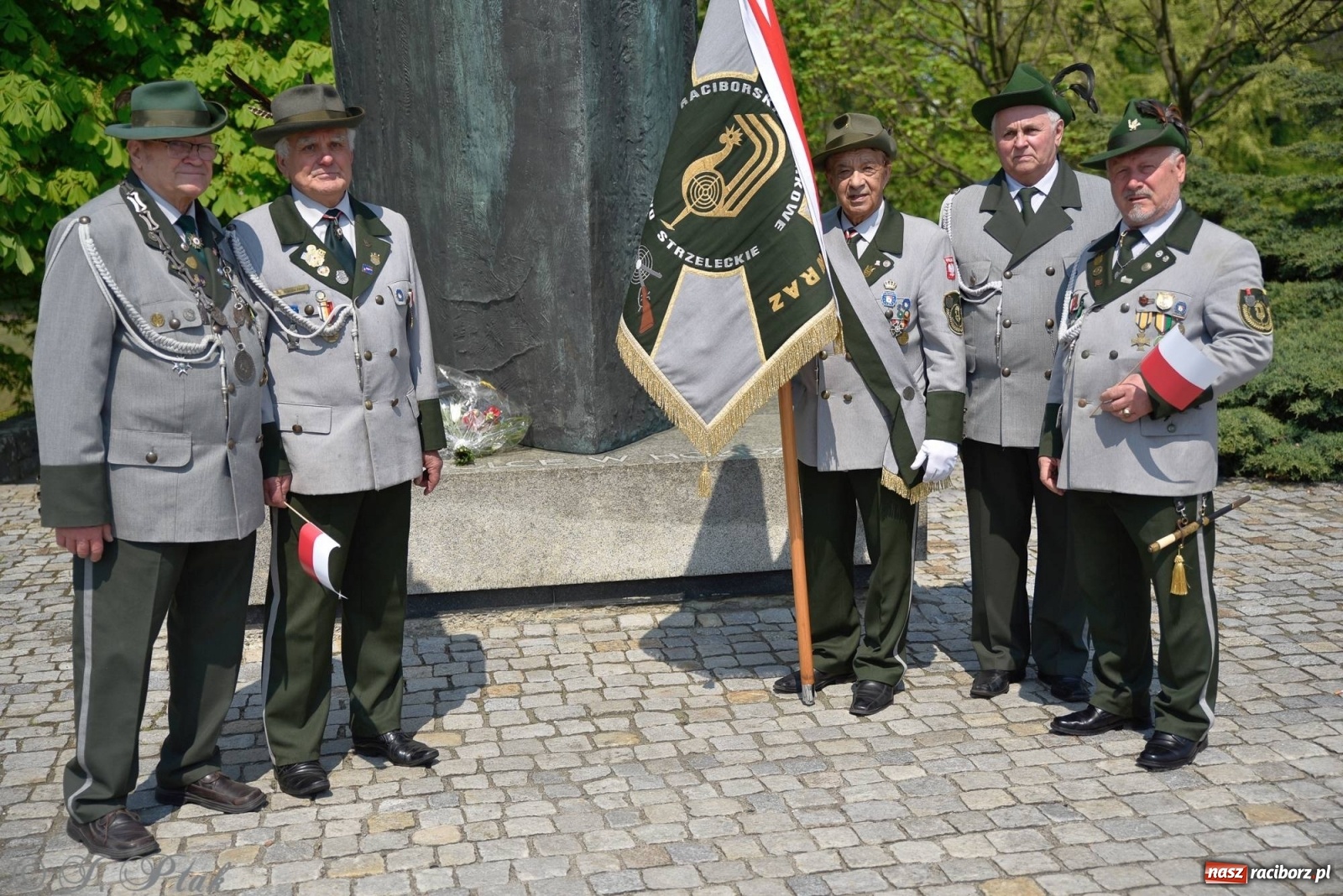 Zdjęcie w galerii na portalu naszraciborz.pl: 11 listopada w tym samym miejscu. Jak wiele się zmieniło od tamtej daty? wiadomości z regionu