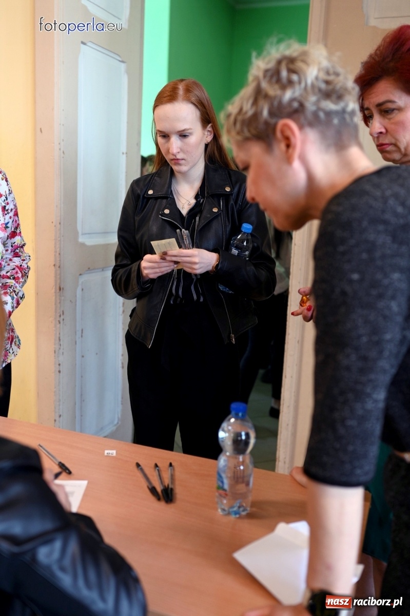 Zdjęcie w galerii na portalu naszraciborz.pl: Pan Tadeusz, Noce i dnie oraz Najkrótsza definicja życia na maturze z polskiego [FOTO z EKONOMIKA] wiadomości z regionu