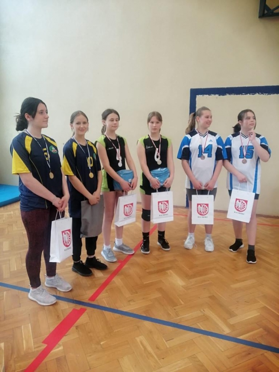 Zdjęcie w galerii na portalu naszraciborz.pl: Mistrzostwa Raciborza w Dwójkach Siatkarskich Dziewcząt kl. VII i VIII wiadomości z regionu