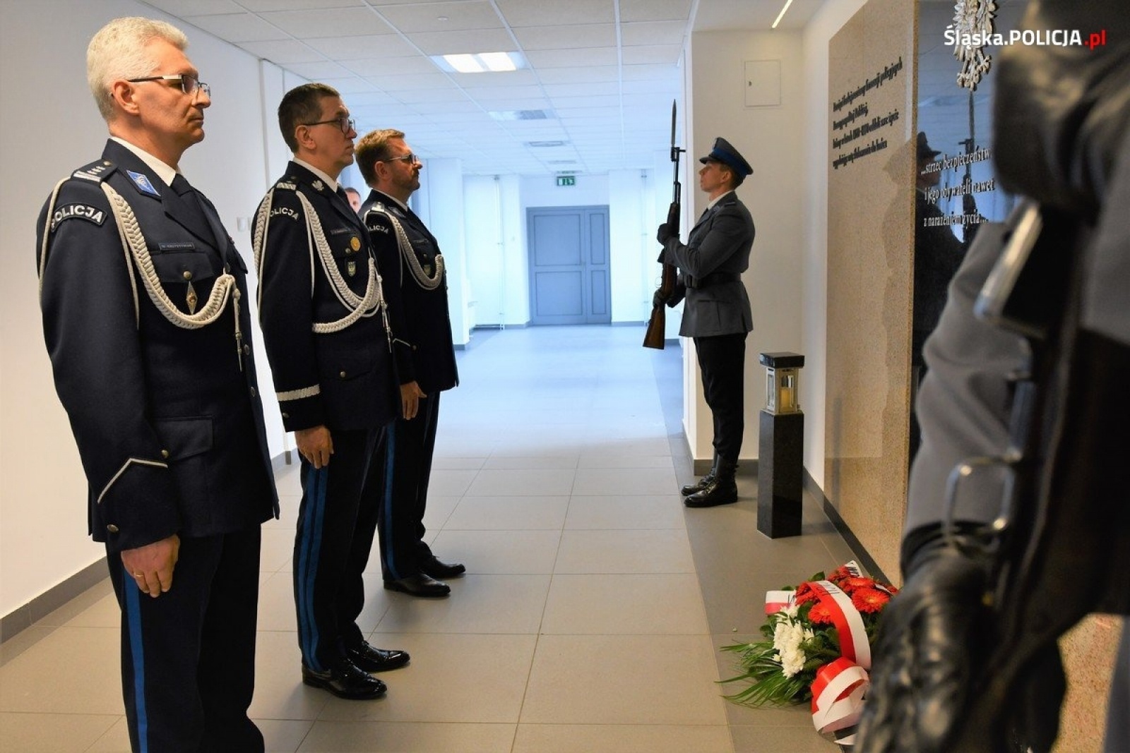 Zdjęcie w galerii na portalu naszraciborz.pl: Dowództwo śląskiej policji oddało hołd śp. Michałowi Kędzierskiemu wiadomości z regionu