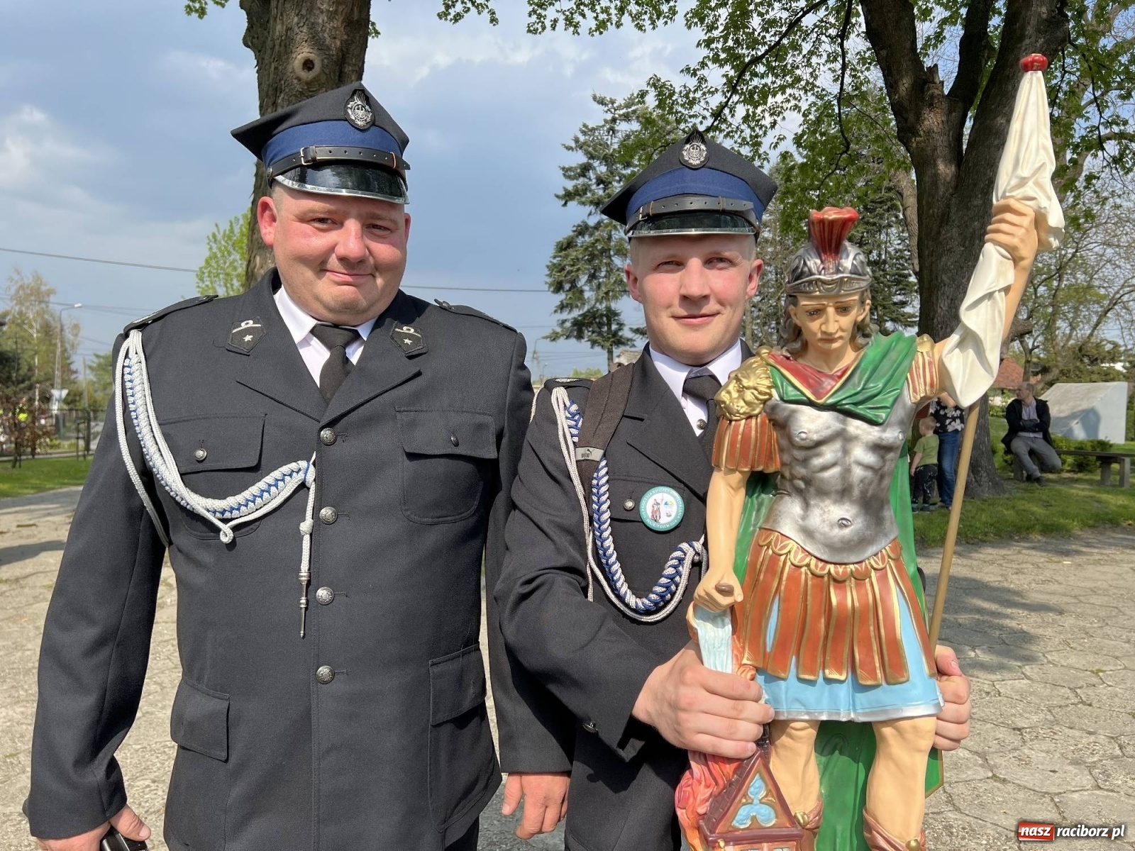 Zdjęcie w galerii na portalu naszraciborz.pl: Pradawnym zwyczajem ojców w Pogrzebieniu wyruszyła procesja na św. Floriana wiadomości z regionu