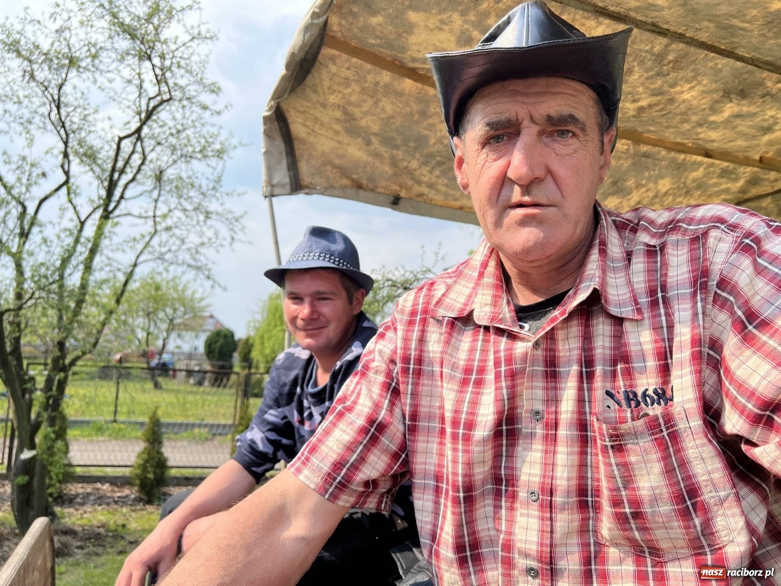 Zdjęcie w galerii na portalu naszraciborz.pl: Pradawnym zwyczajem ojców w Pogrzebieniu wyruszyła procesja na św. Floriana wiadomości z regionu