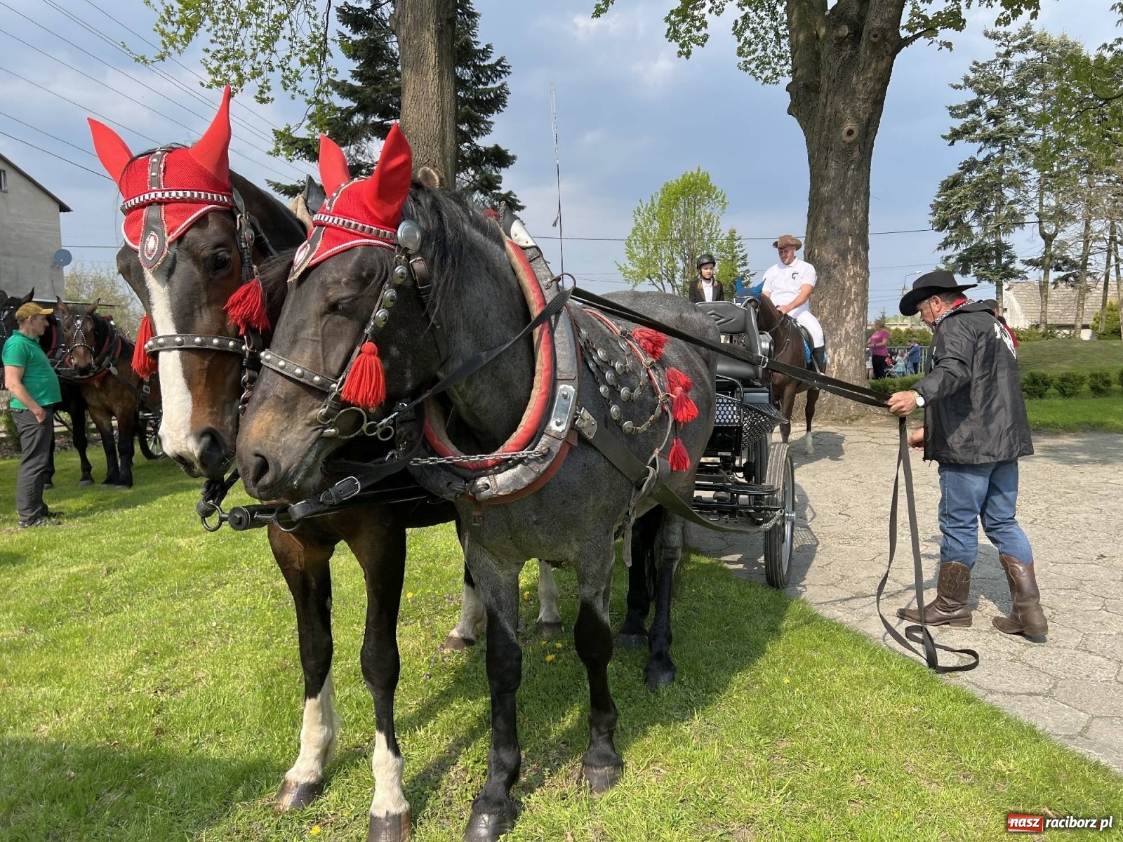 Zdjęcie w galerii na portalu naszraciborz.pl: Pradawnym zwyczajem ojców w Pogrzebieniu wyruszyła procesja na św. Floriana wiadomości z regionu
