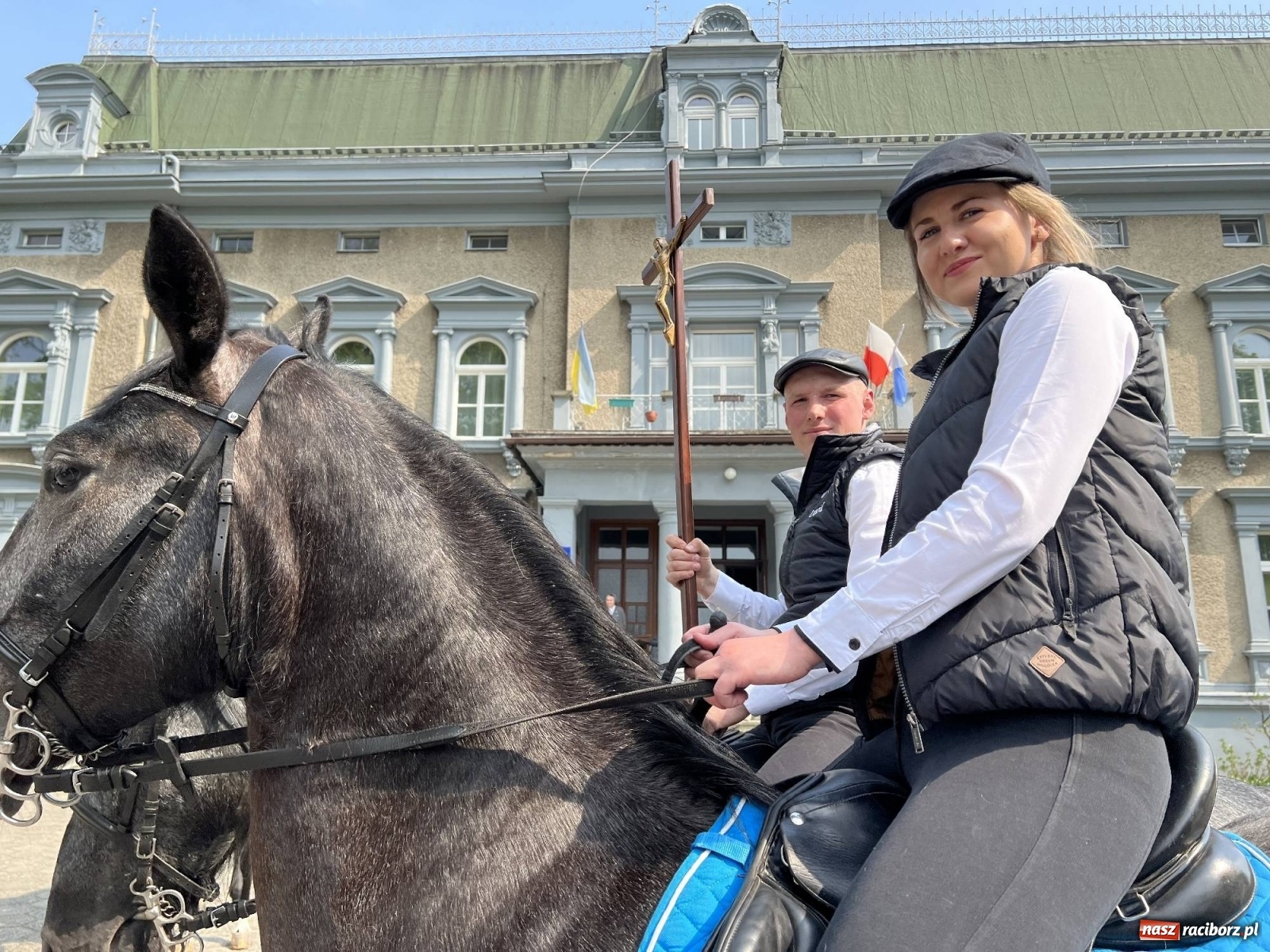 Zdjęcie w galerii na portalu naszraciborz.pl: Pradawnym zwyczajem ojców w Pogrzebieniu wyruszyła procesja na św. Floriana wiadomości z regionu