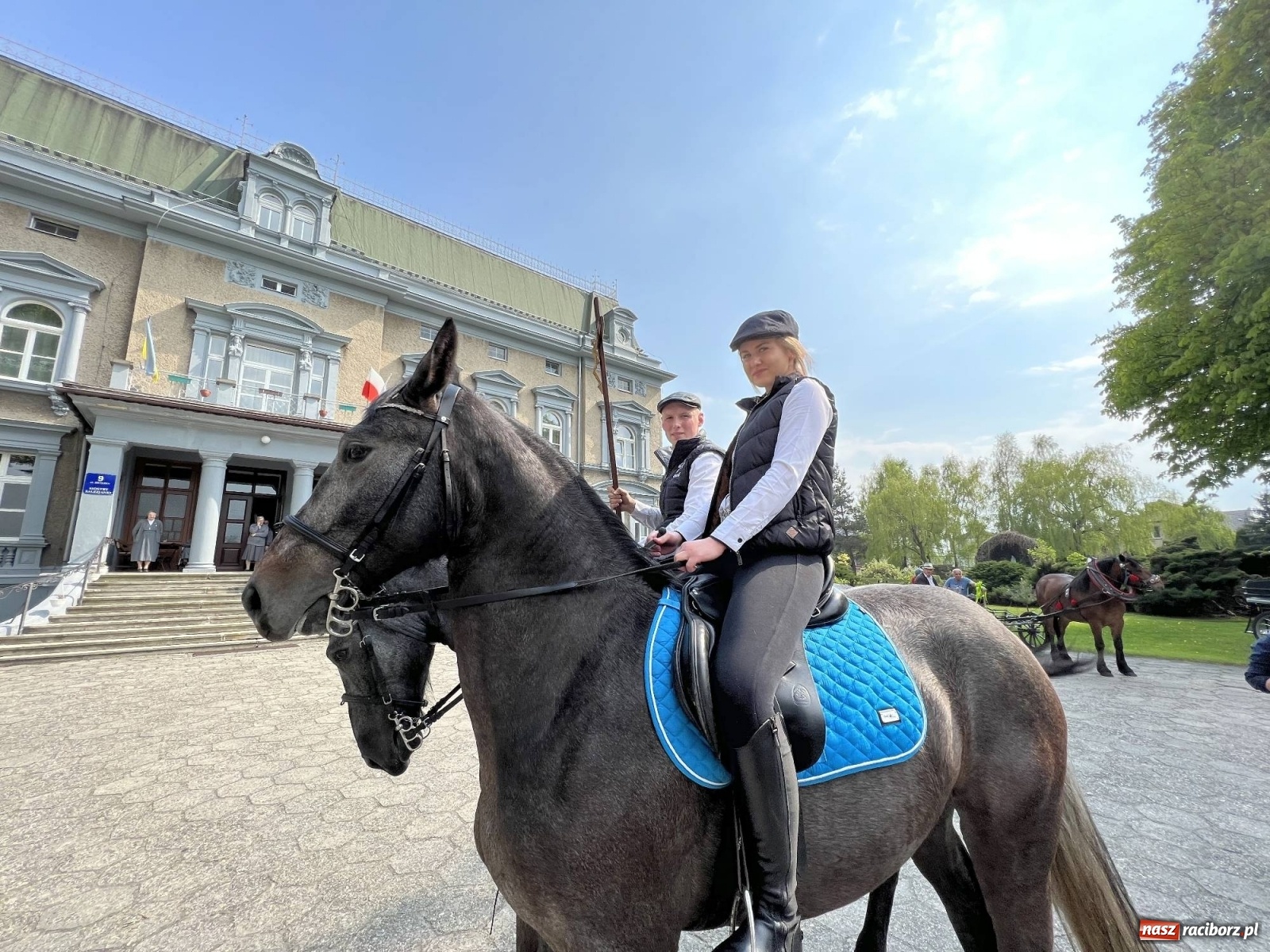 Zdjęcie w galerii na portalu naszraciborz.pl: Pradawnym zwyczajem ojców w Pogrzebieniu wyruszyła procesja na św. Floriana wiadomości z regionu