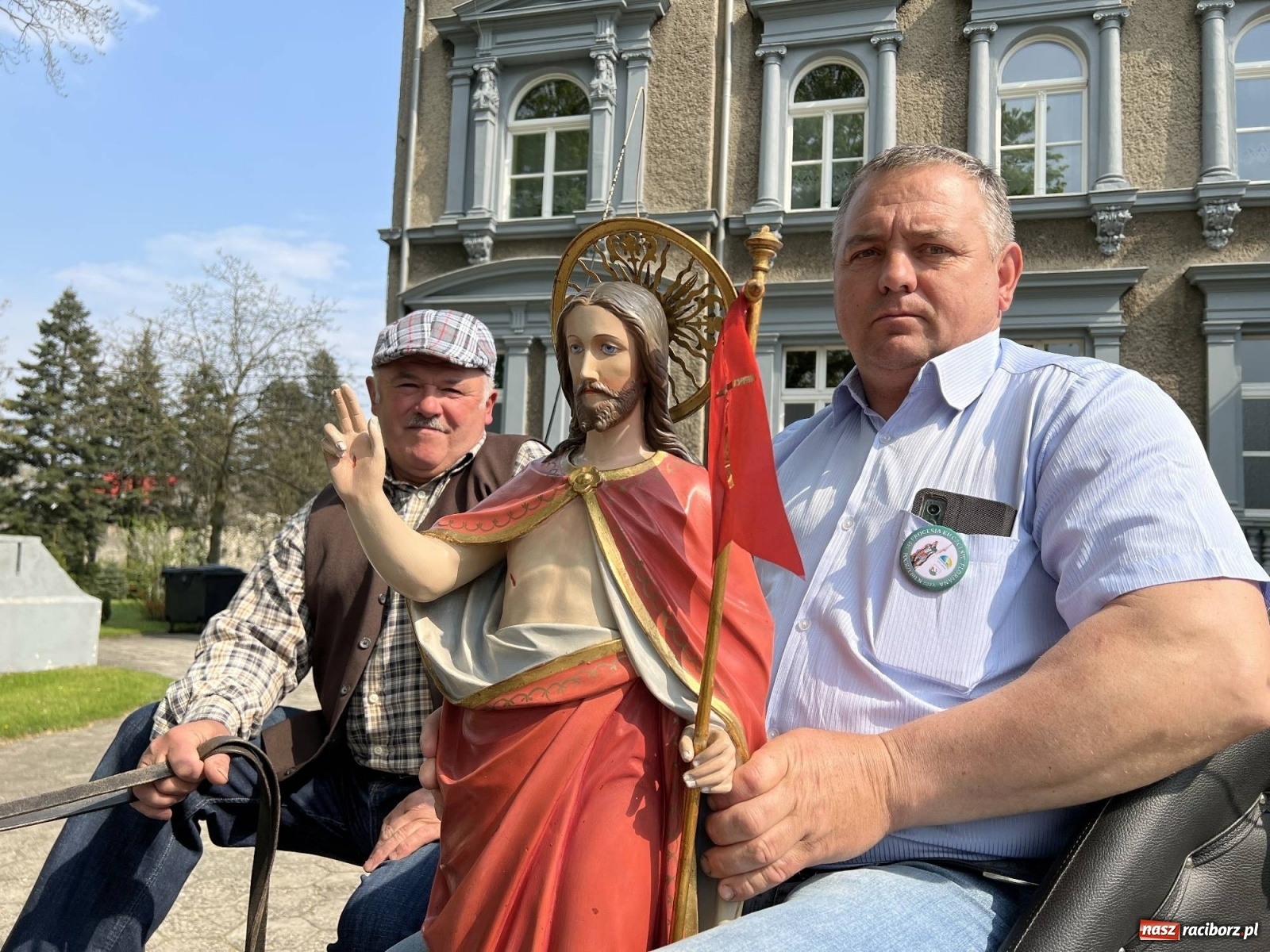 Zdjęcie w galerii na portalu naszraciborz.pl: Pradawnym zwyczajem ojców w Pogrzebieniu wyruszyła procesja na św. Floriana wiadomości z regionu