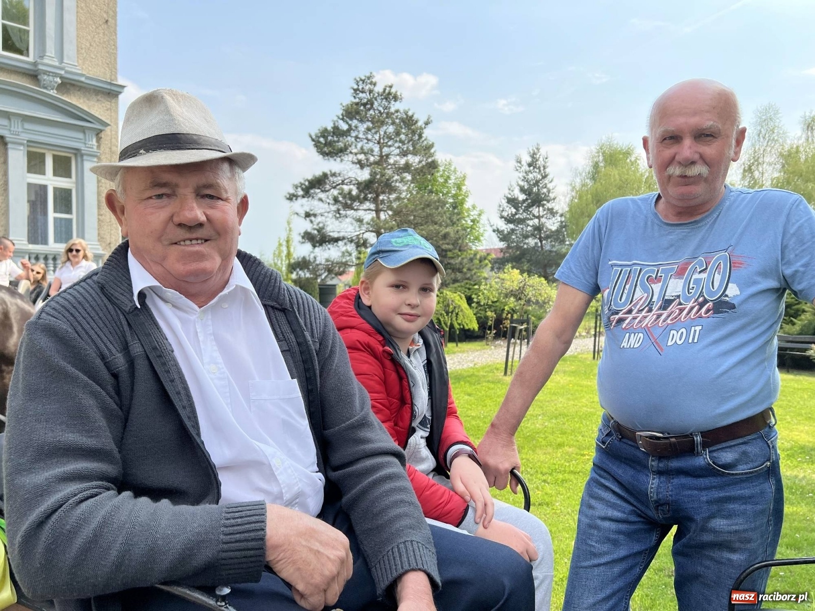 Zdjęcie w galerii na portalu naszraciborz.pl: Pradawnym zwyczajem ojców w Pogrzebieniu wyruszyła procesja na św. Floriana wiadomości z regionu