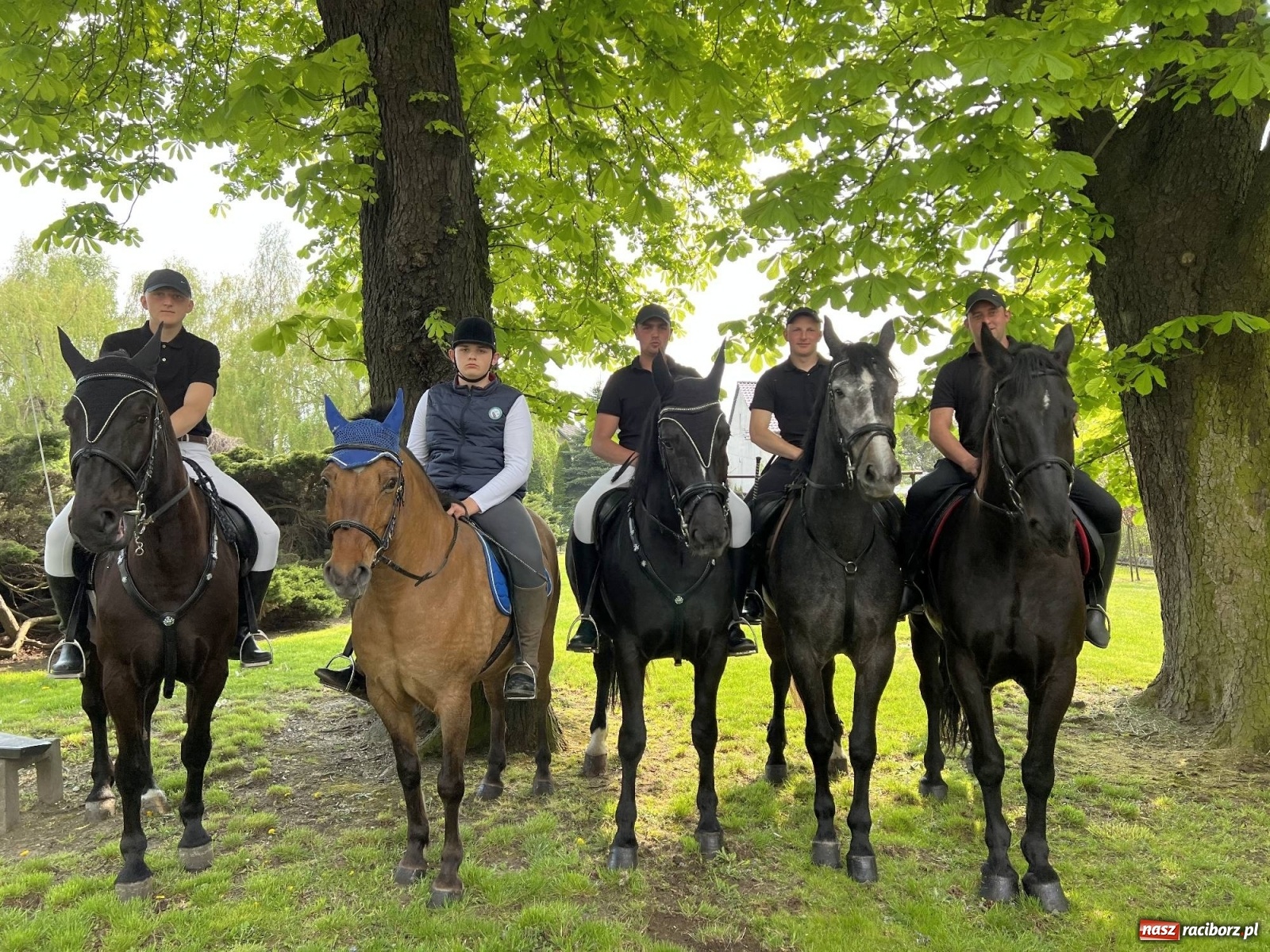 Zdjęcie w galerii na portalu naszraciborz.pl: Pradawnym zwyczajem ojców w Pogrzebieniu wyruszyła procesja na św. Floriana wiadomości z regionu