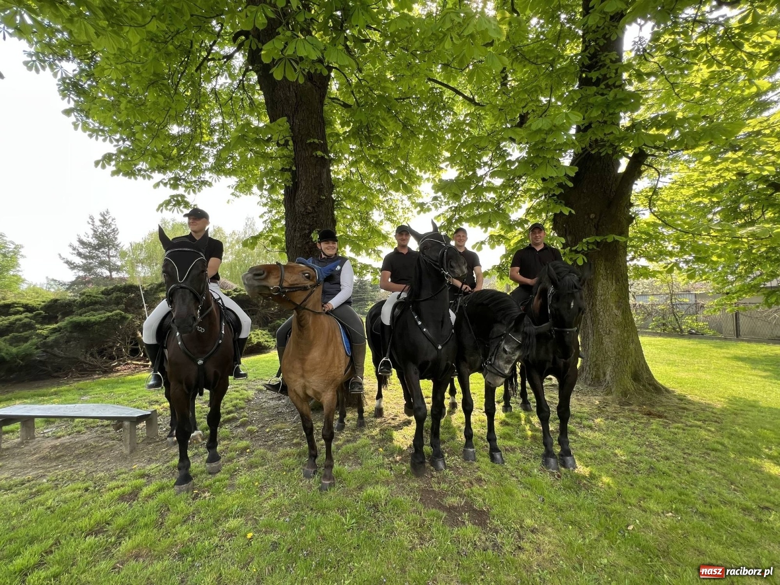 Zdjęcie w galerii na portalu naszraciborz.pl: Pradawnym zwyczajem ojców w Pogrzebieniu wyruszyła procesja na św. Floriana wiadomości z regionu
