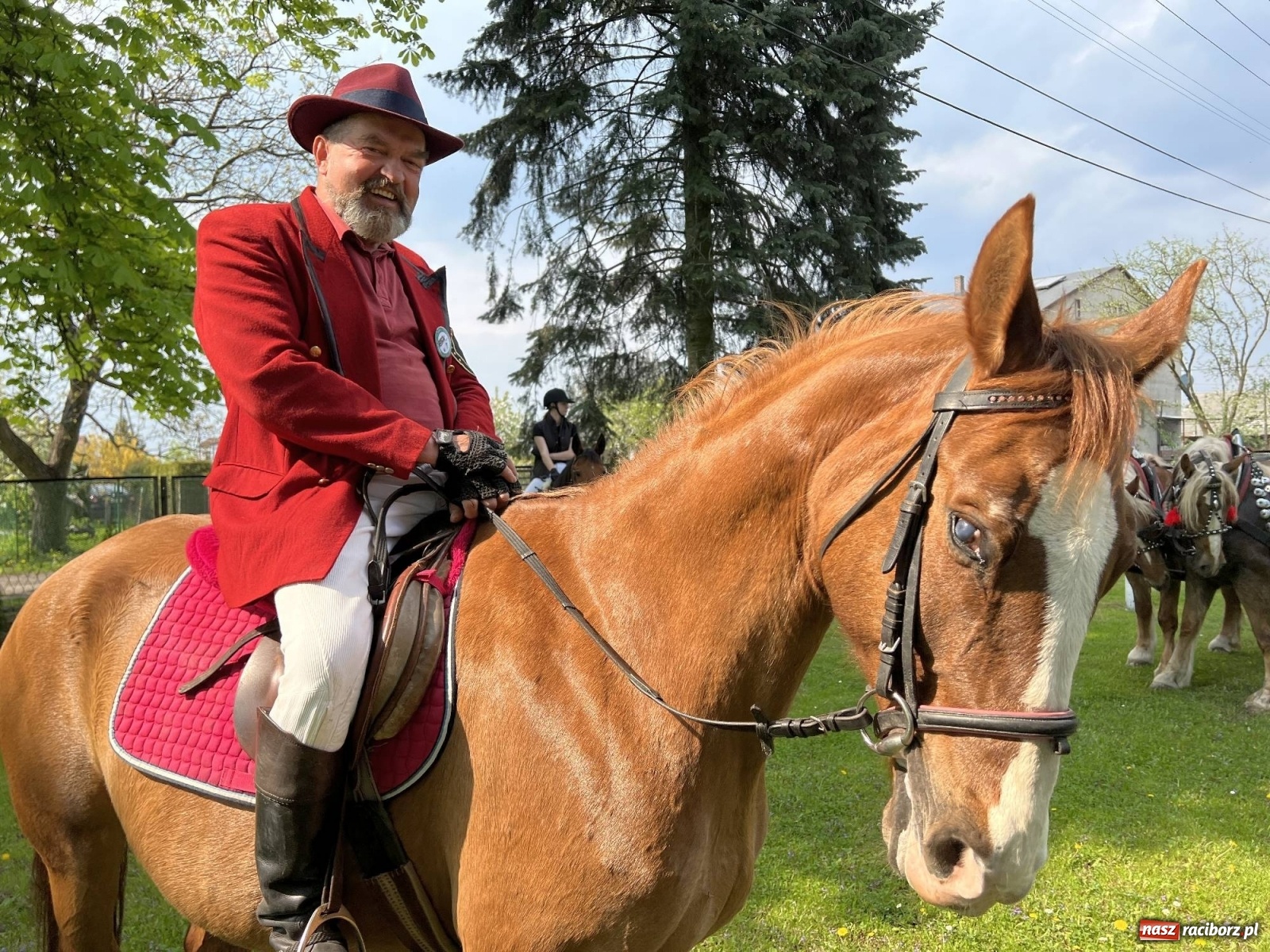 Zdjęcie w galerii na portalu naszraciborz.pl: Pradawnym zwyczajem ojców w Pogrzebieniu wyruszyła procesja na św. Floriana wiadomości z regionu