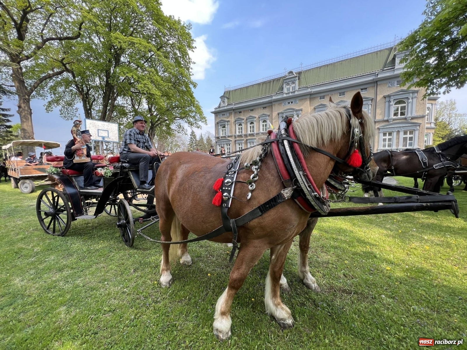 Zdjęcie w galerii na portalu naszraciborz.pl: Pradawnym zwyczajem ojców w Pogrzebieniu wyruszyła procesja na św. Floriana wiadomości z regionu
