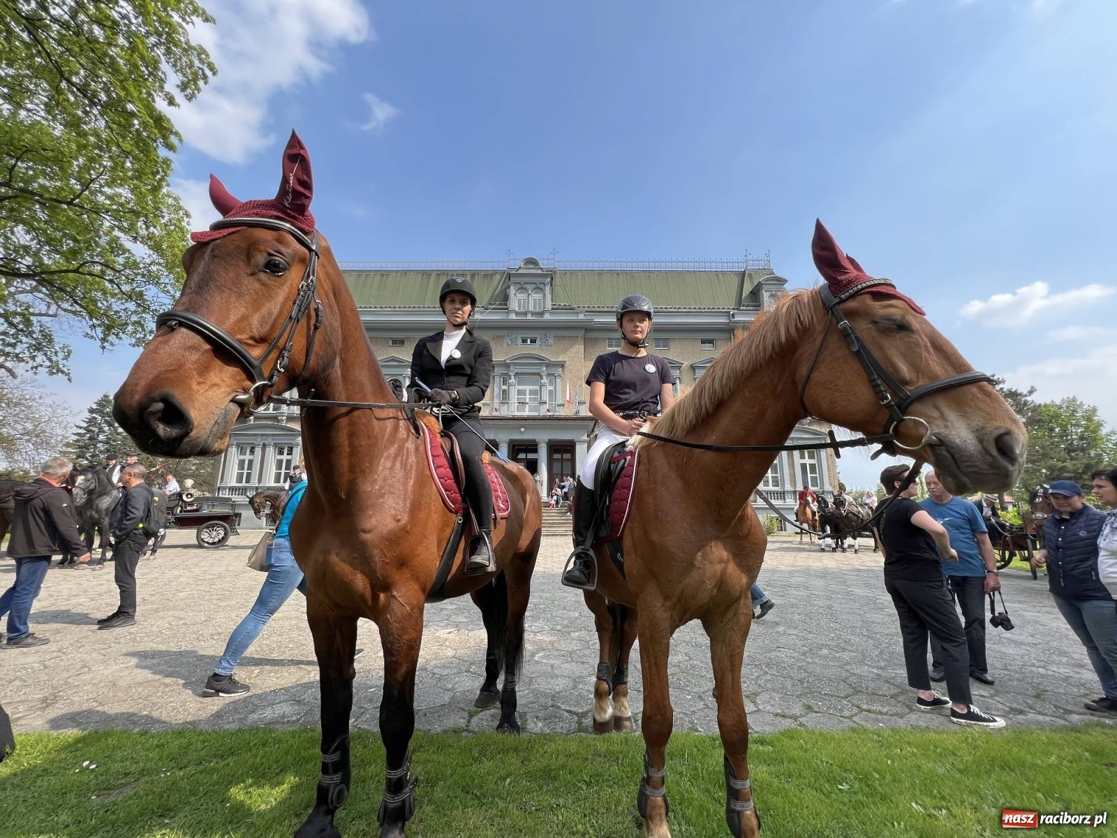 Zdjęcie w galerii na portalu naszraciborz.pl: Pradawnym zwyczajem ojców w Pogrzebieniu wyruszyła procesja na św. Floriana wiadomości z regionu