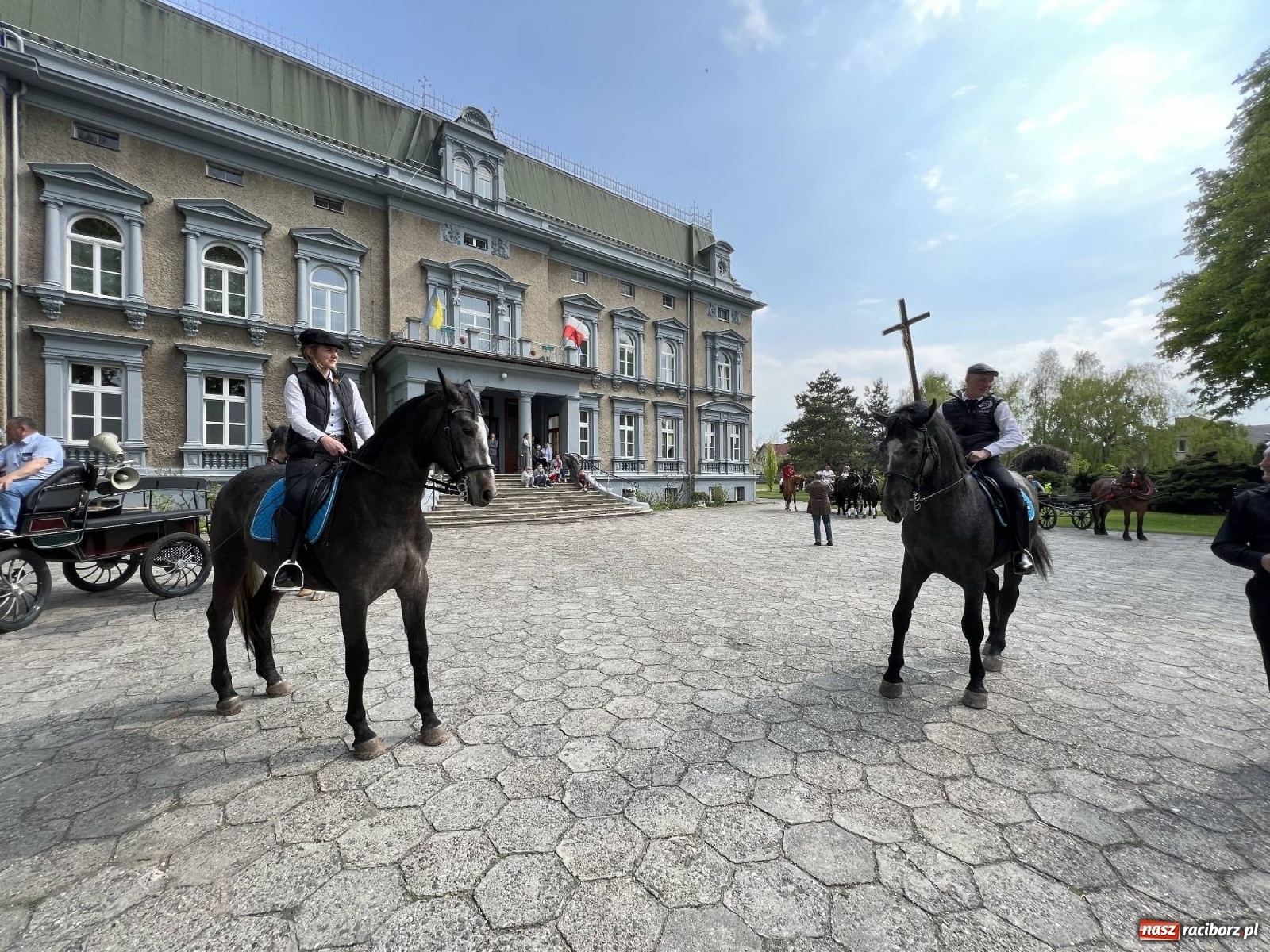 Zdjęcie w galerii na portalu naszraciborz.pl: Pradawnym zwyczajem ojców w Pogrzebieniu wyruszyła procesja na św. Floriana wiadomości z regionu