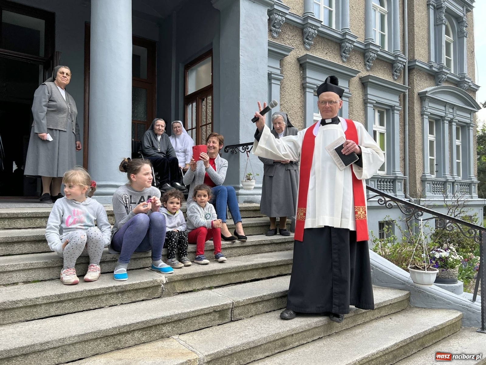 Zdjęcie w galerii na portalu naszraciborz.pl: Pradawnym zwyczajem ojców w Pogrzebieniu wyruszyła procesja na św. Floriana wiadomości z regionu