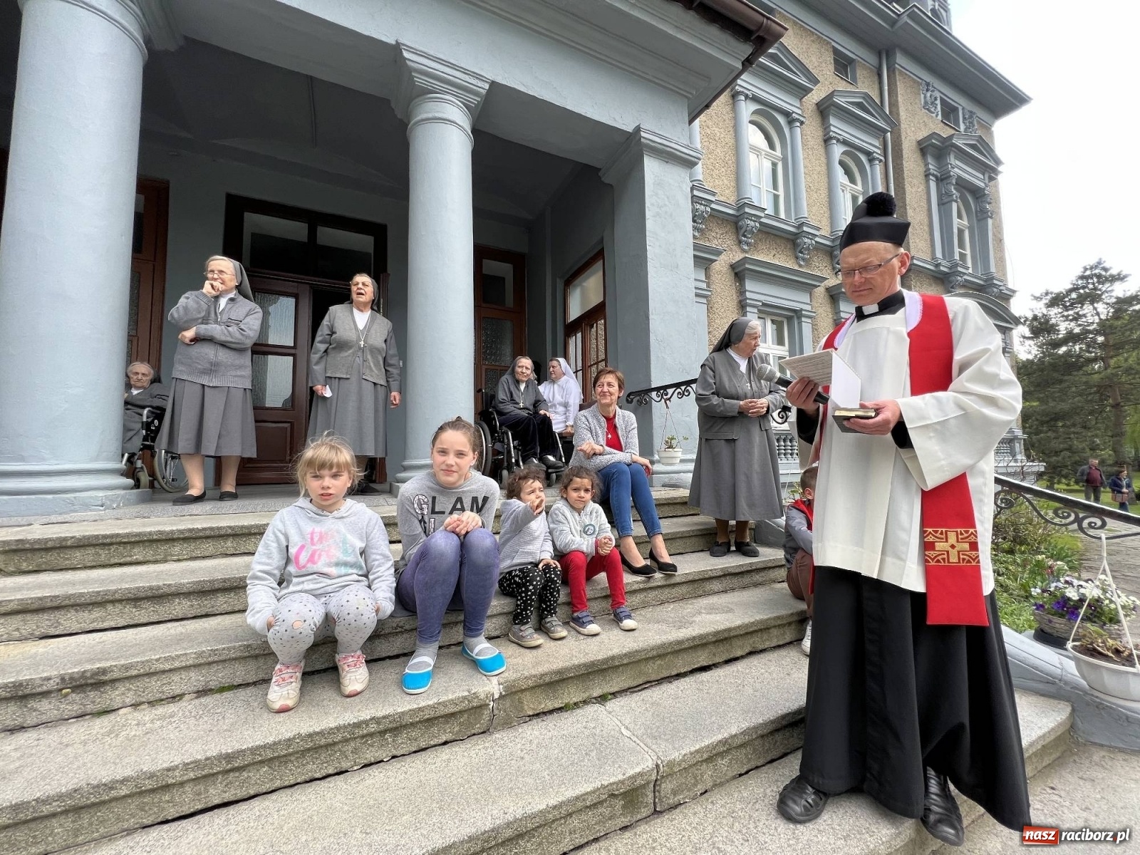 Zdjęcie w galerii na portalu naszraciborz.pl: Pradawnym zwyczajem ojców w Pogrzebieniu wyruszyła procesja na św. Floriana wiadomości z regionu