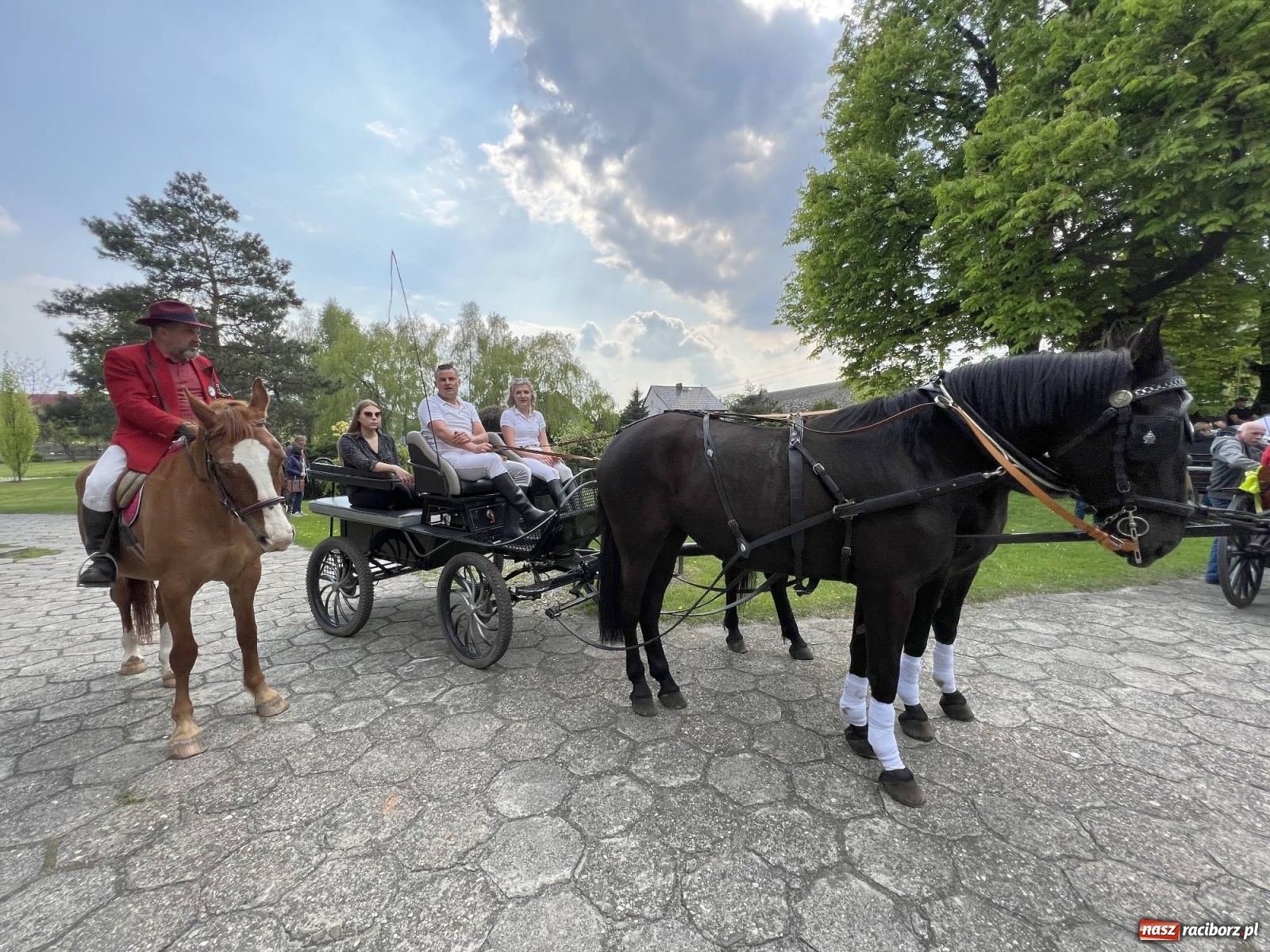 Zdjęcie w galerii na portalu naszraciborz.pl: Pradawnym zwyczajem ojców w Pogrzebieniu wyruszyła procesja na św. Floriana wiadomości z regionu