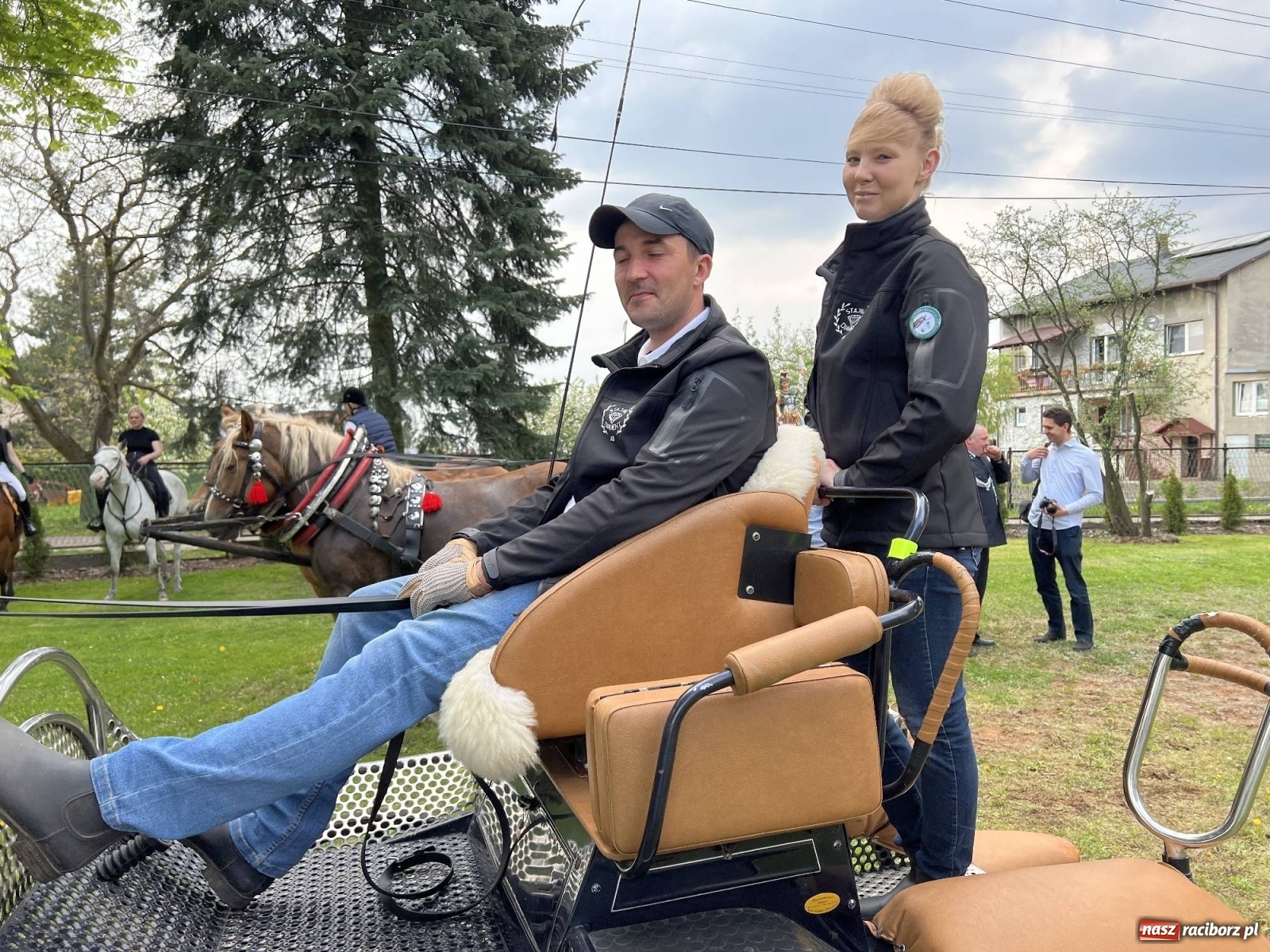 Zdjęcie w galerii na portalu naszraciborz.pl: Pradawnym zwyczajem ojców w Pogrzebieniu wyruszyła procesja na św. Floriana wiadomości z regionu