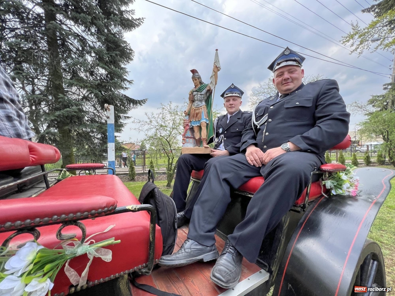 Zdjęcie w galerii na portalu naszraciborz.pl: Pradawnym zwyczajem ojców w Pogrzebieniu wyruszyła procesja na św. Floriana wiadomości z regionu