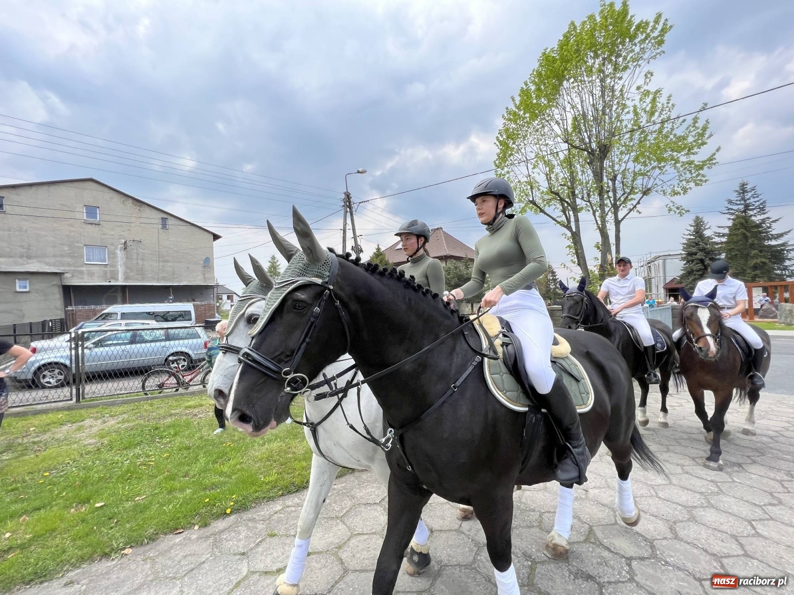 Zdjęcie w galerii na portalu naszraciborz.pl: Pradawnym zwyczajem ojców w Pogrzebieniu wyruszyła procesja na św. Floriana wiadomości z regionu