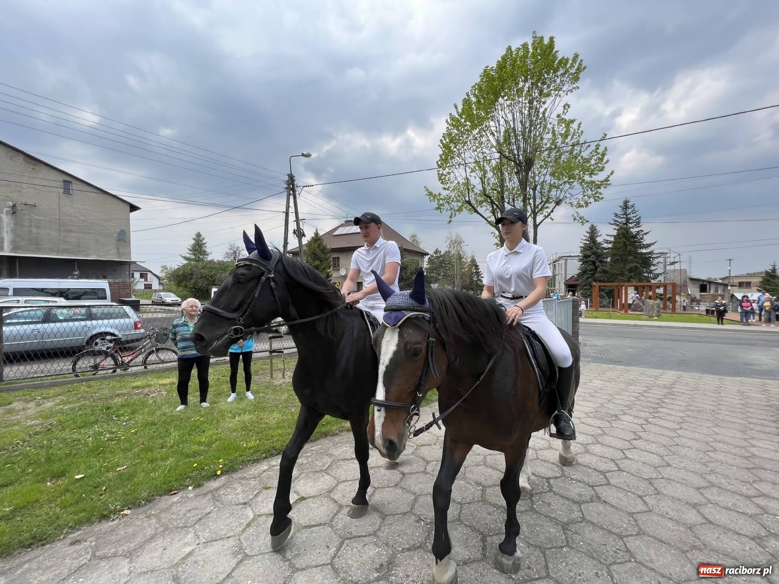 Zdjęcie w galerii na portalu naszraciborz.pl: Pradawnym zwyczajem ojców w Pogrzebieniu wyruszyła procesja na św. Floriana wiadomości z regionu