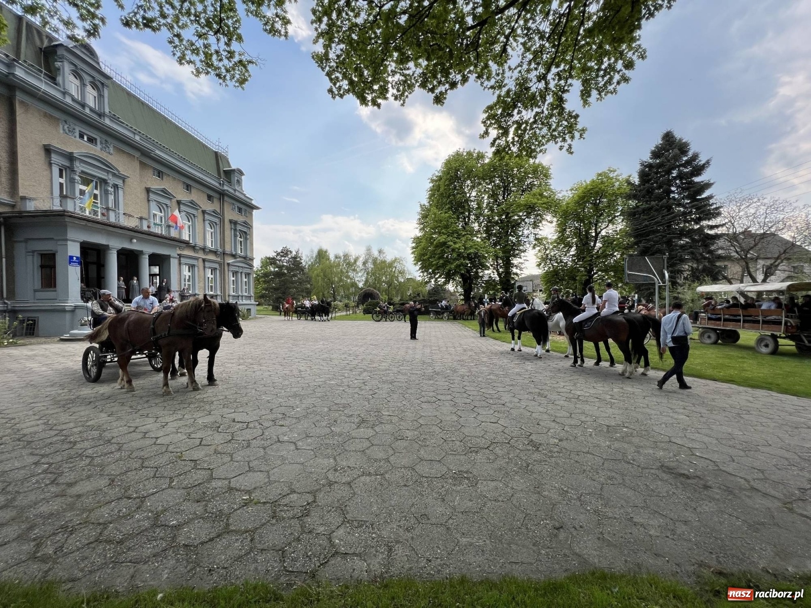 Zdjęcie w galerii na portalu naszraciborz.pl: Pradawnym zwyczajem ojców w Pogrzebieniu wyruszyła procesja na św. Floriana wiadomości z regionu