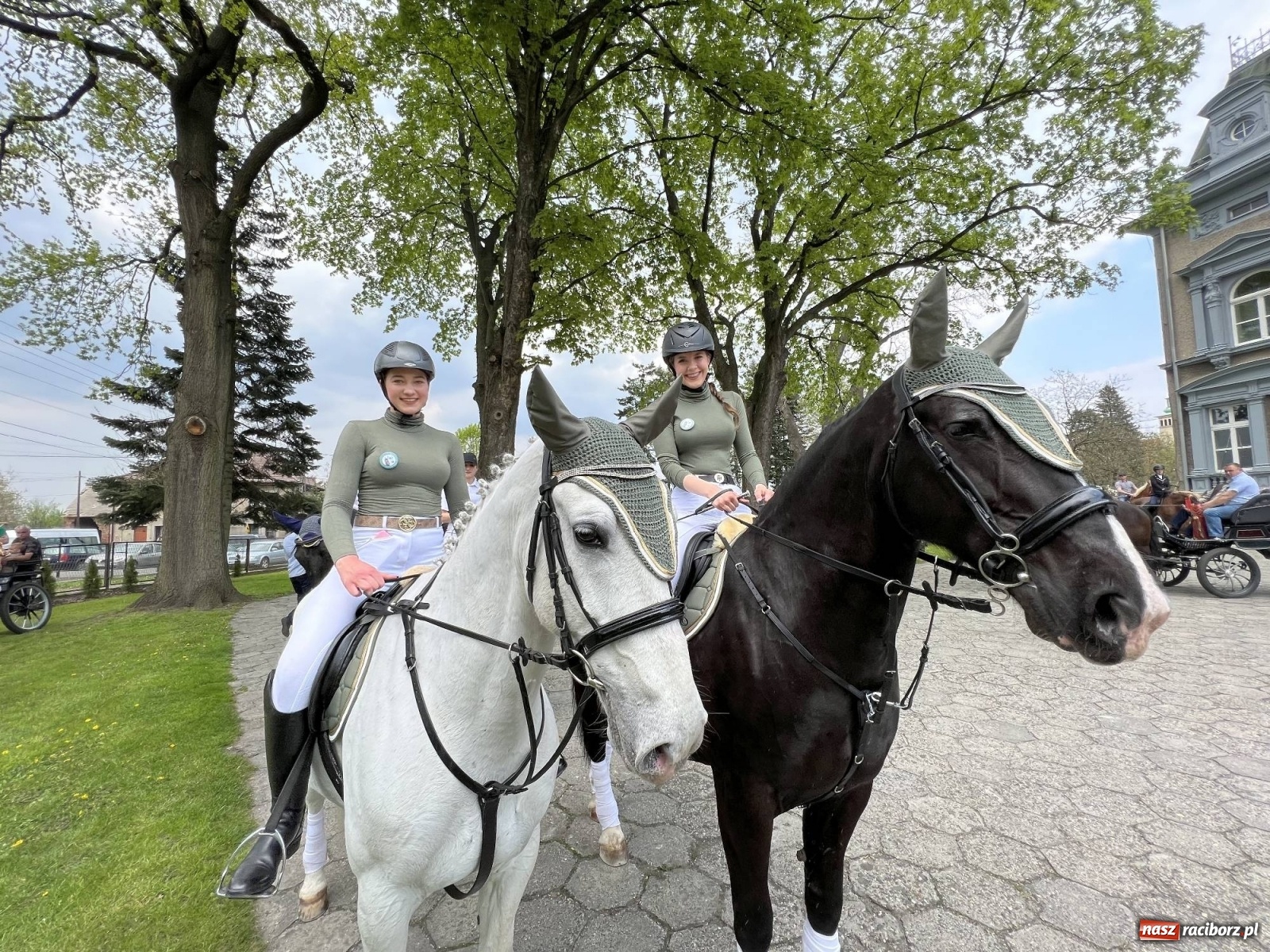 Zdjęcie w galerii na portalu naszraciborz.pl: Pradawnym zwyczajem ojców w Pogrzebieniu wyruszyła procesja na św. Floriana wiadomości z regionu