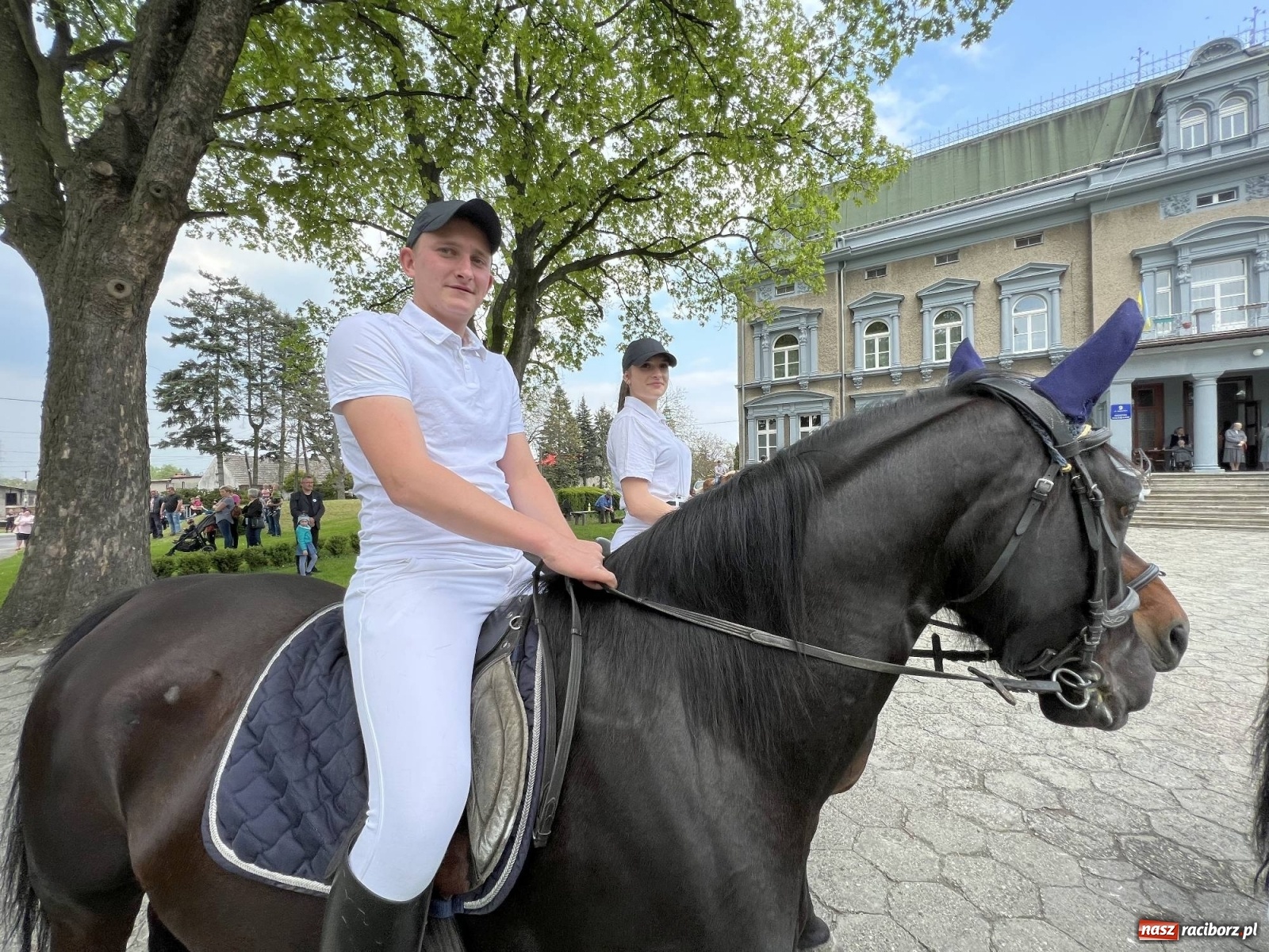 Zdjęcie w galerii na portalu naszraciborz.pl: Pradawnym zwyczajem ojców w Pogrzebieniu wyruszyła procesja na św. Floriana wiadomości z regionu