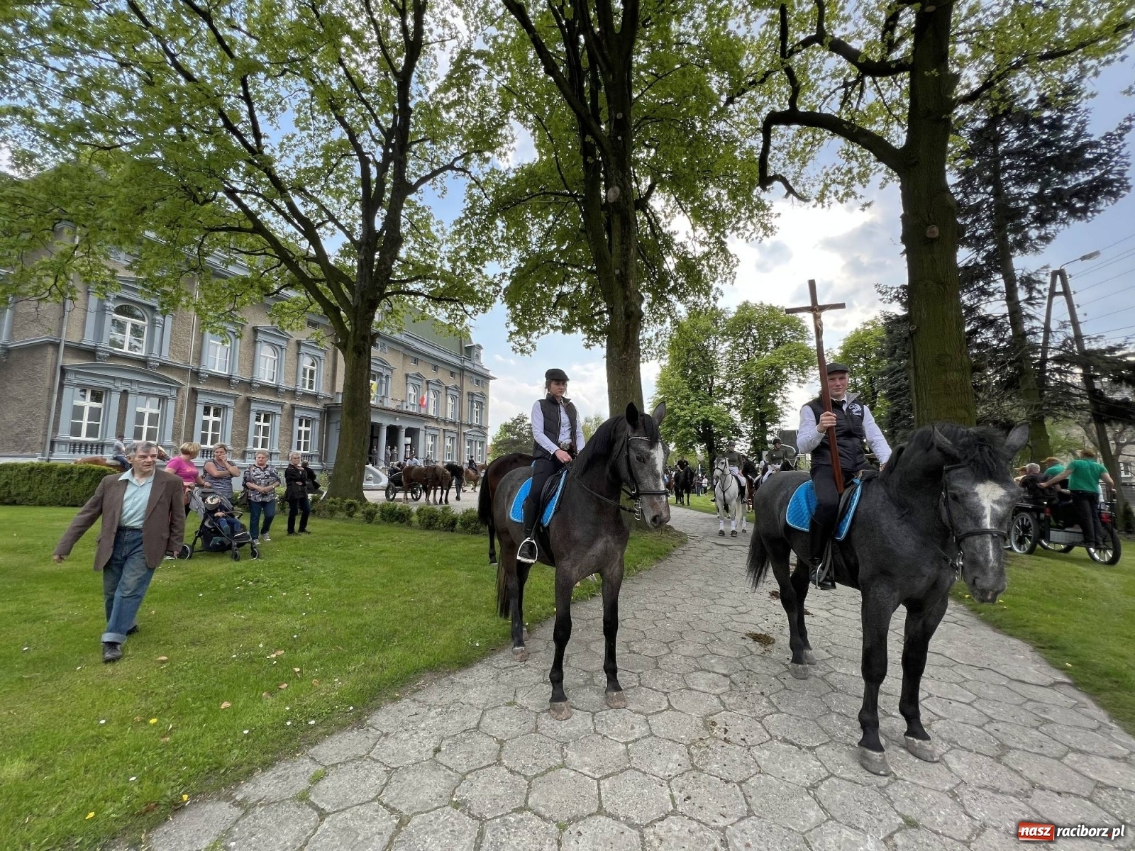 Zdjęcie w galerii na portalu naszraciborz.pl: Pradawnym zwyczajem ojców w Pogrzebieniu wyruszyła procesja na św. Floriana wiadomości z regionu