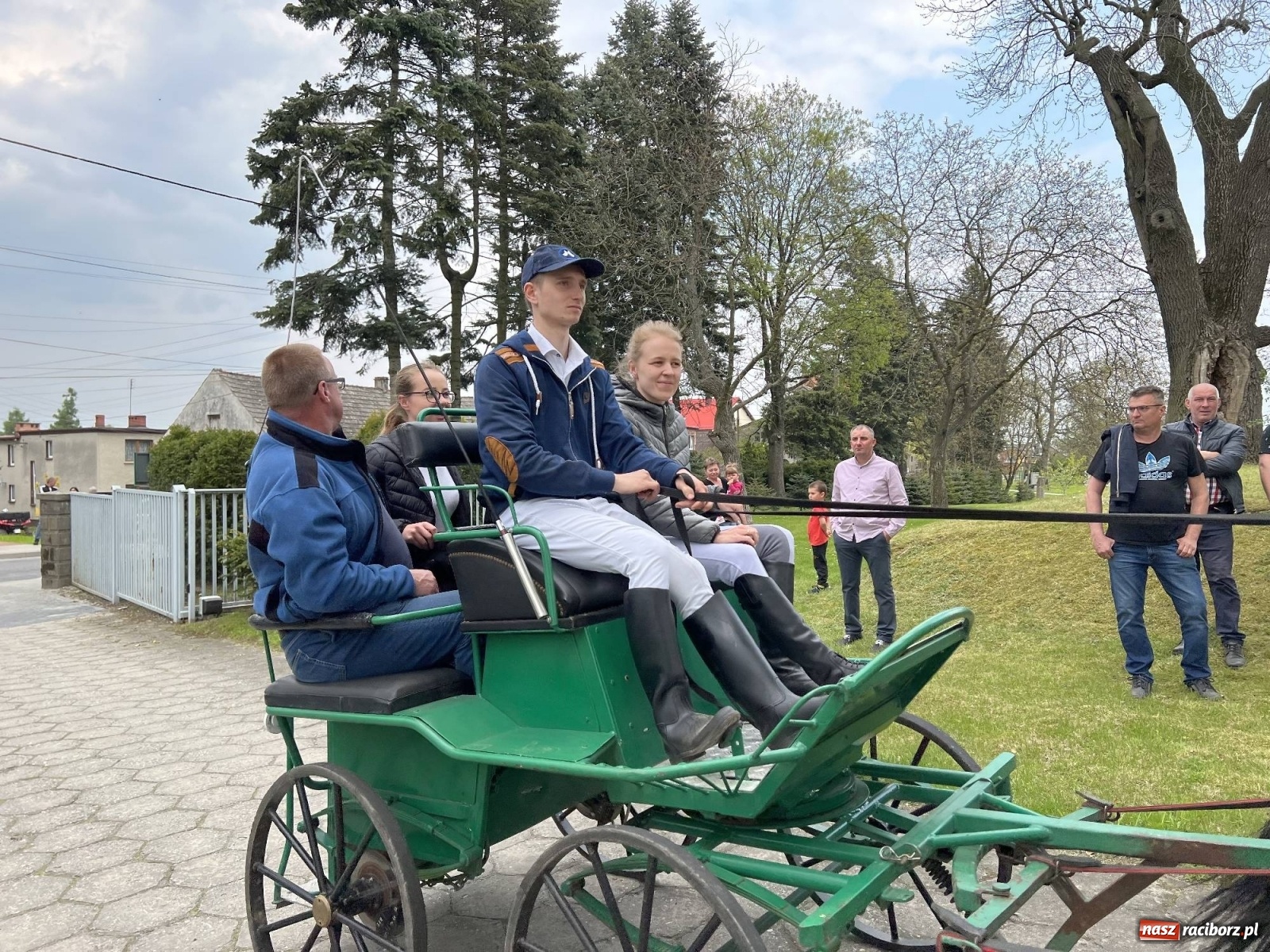 Zdjęcie w galerii na portalu naszraciborz.pl: Pradawnym zwyczajem ojców w Pogrzebieniu wyruszyła procesja na św. Floriana wiadomości z regionu