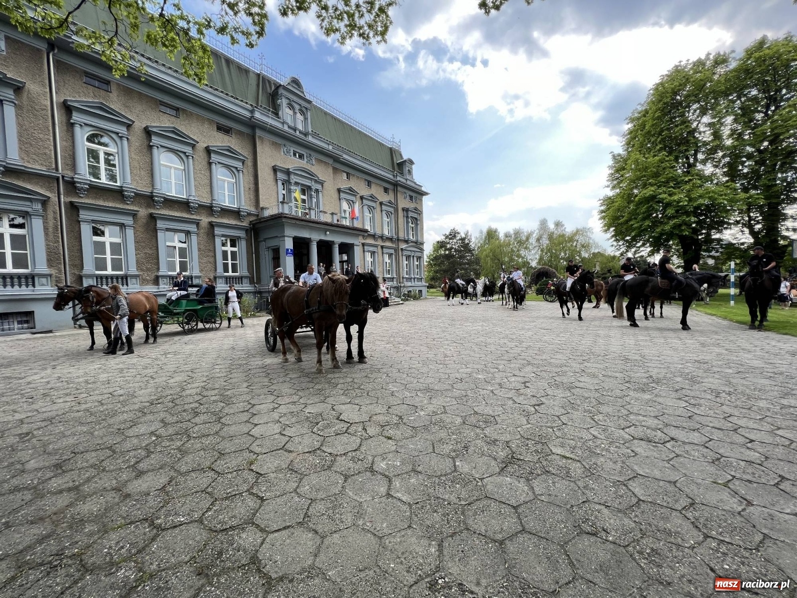 Zdjęcie w galerii na portalu naszraciborz.pl: Pradawnym zwyczajem ojców w Pogrzebieniu wyruszyła procesja na św. Floriana wiadomości z regionu