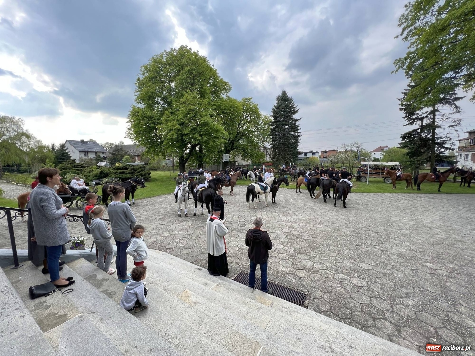 Zdjęcie w galerii na portalu naszraciborz.pl: Pradawnym zwyczajem ojców w Pogrzebieniu wyruszyła procesja na św. Floriana wiadomości z regionu