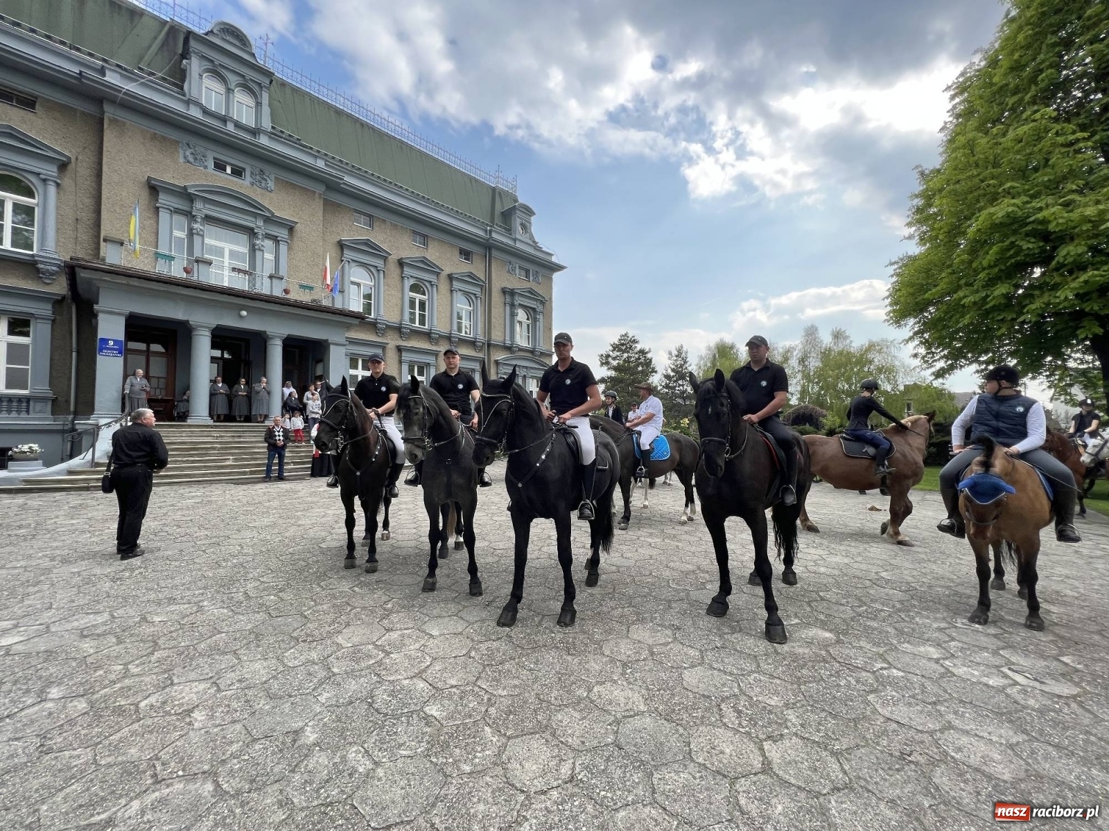 Zdjęcie w galerii na portalu naszraciborz.pl: Pradawnym zwyczajem ojców w Pogrzebieniu wyruszyła procesja na św. Floriana wiadomości z regionu