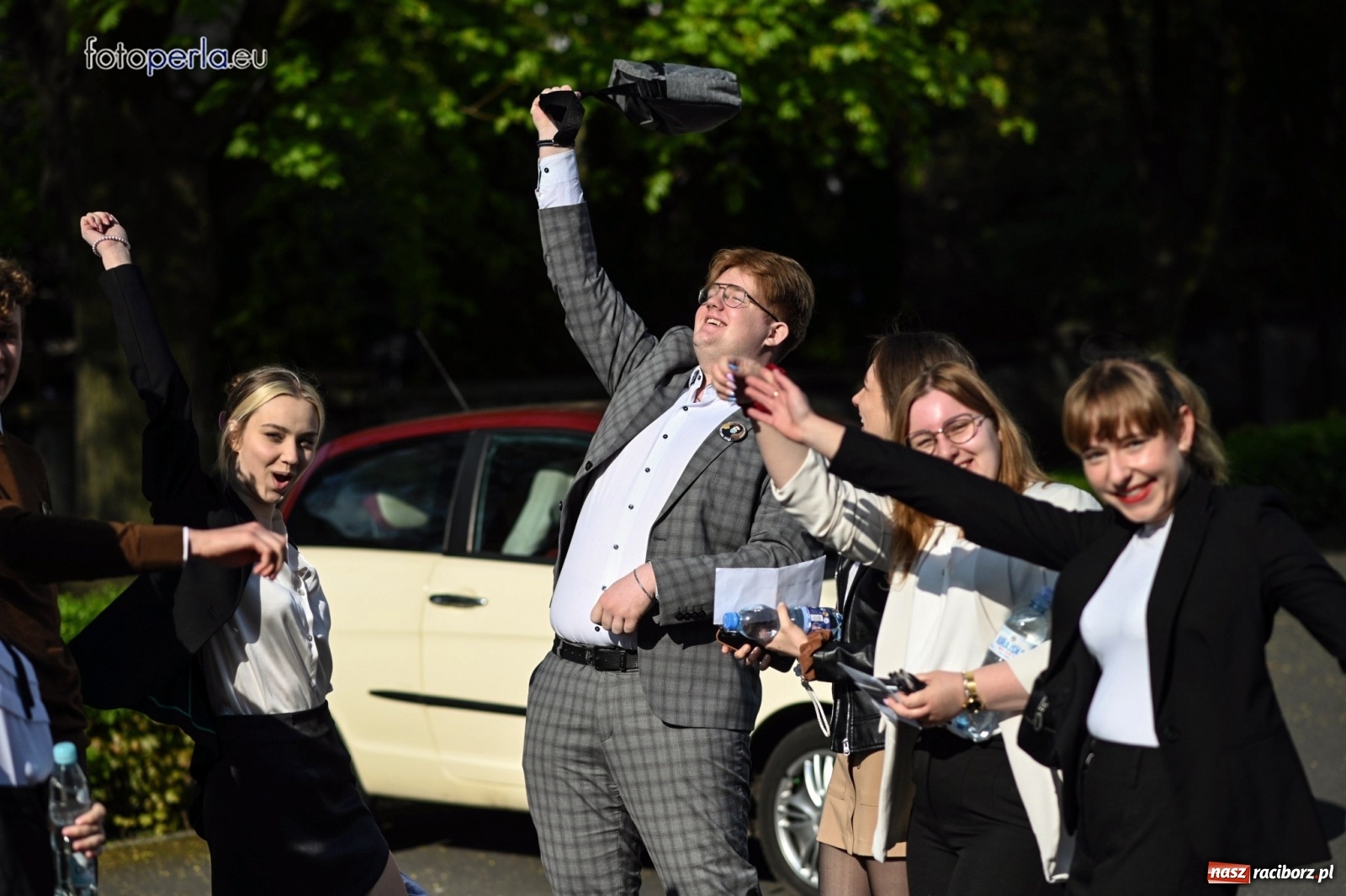 Zdjęcie w galerii na portalu naszraciborz.pl: Humory rankiem dopisywały [matura w II LO] wiadomości z regionu