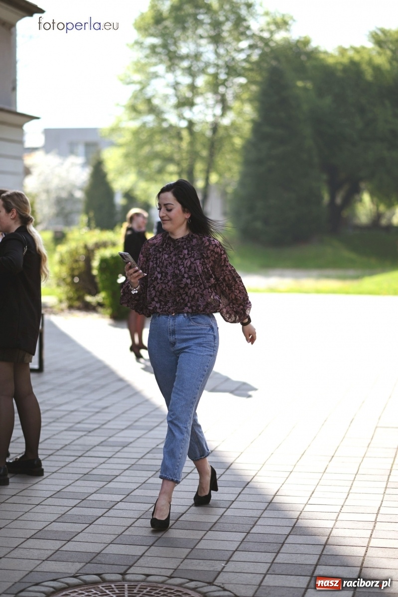 Zdjęcie w galerii na portalu naszraciborz.pl: Humory rankiem dopisywały [matura w II LO] wiadomości z regionu