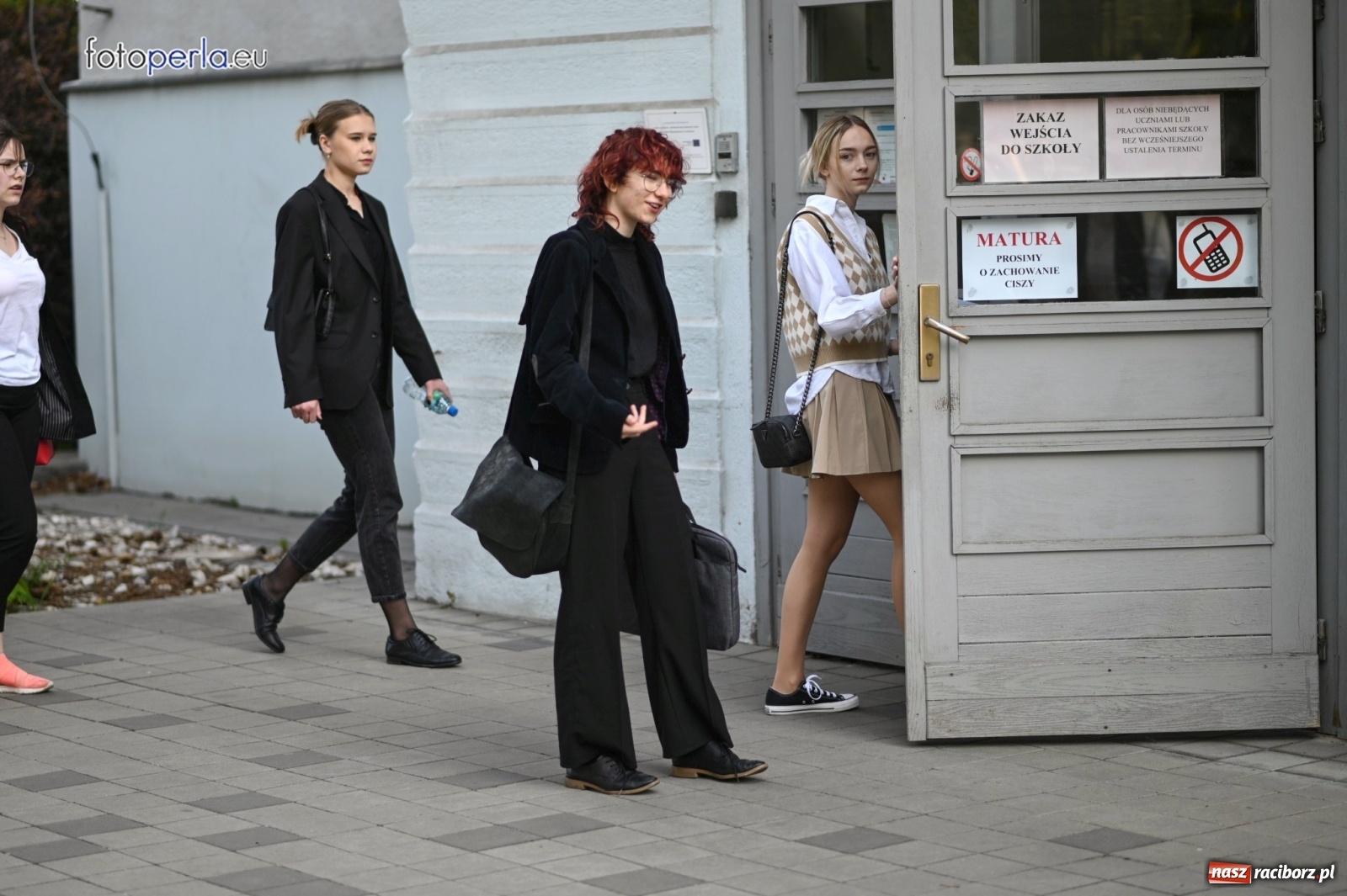 Zdjęcie w galerii na portalu naszraciborz.pl: Humory rankiem dopisywały [matura w II LO] wiadomości z regionu