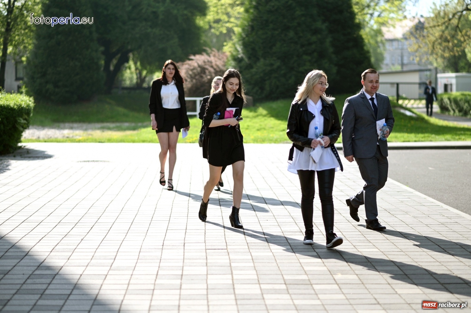 Zdjęcie w galerii na portalu naszraciborz.pl: Humory rankiem dopisywały [matura w II LO] wiadomości z regionu