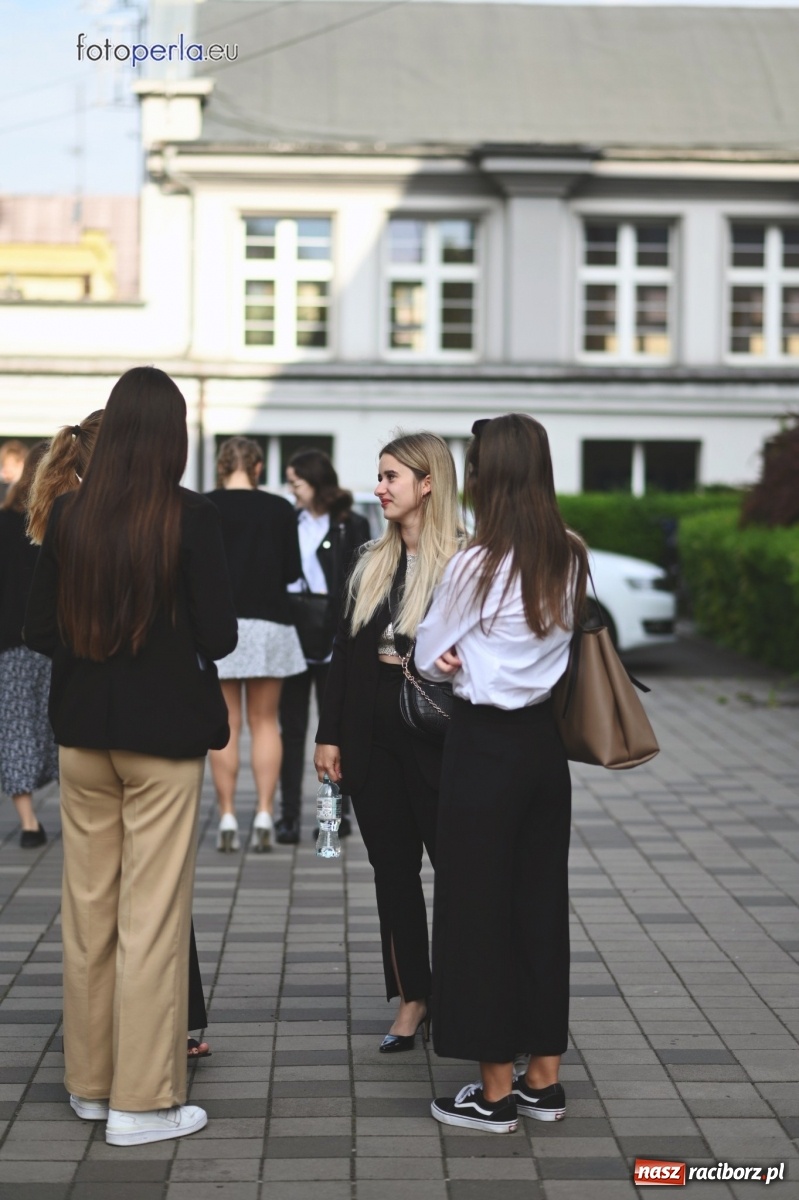 Zdjęcie w galerii na portalu naszraciborz.pl: Humory rankiem dopisywały [matura w II LO] wiadomości z regionu